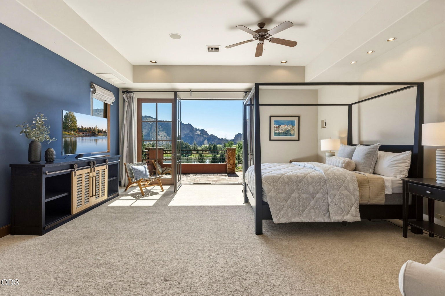 Primary ensuite, balcony, and Smith Rock views