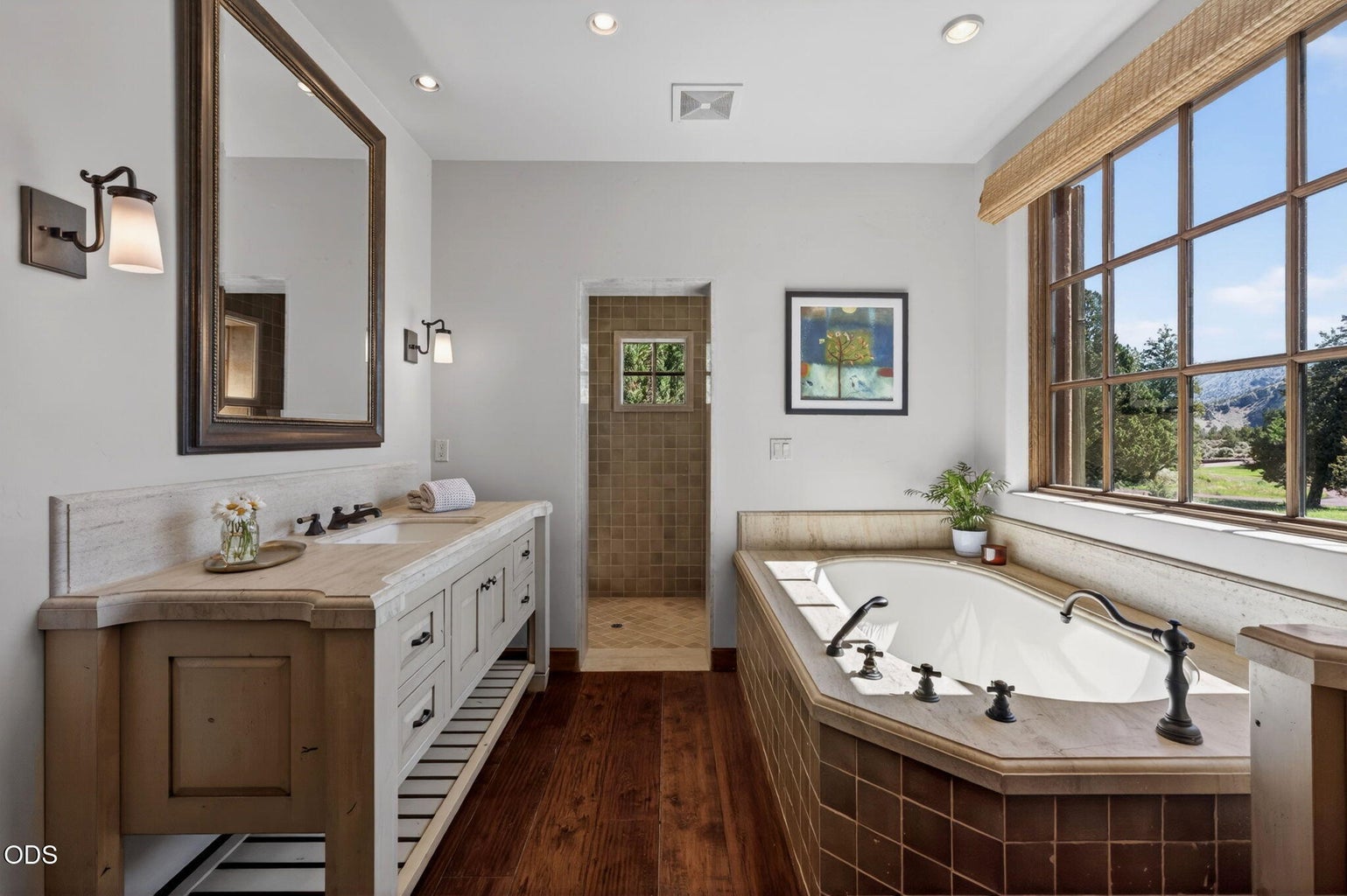 Guest ensuite bathroom w/ soaking tub and mountain views