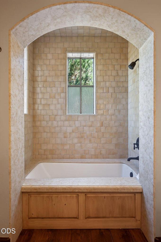 2 guest ensuite shower w/ arch detail