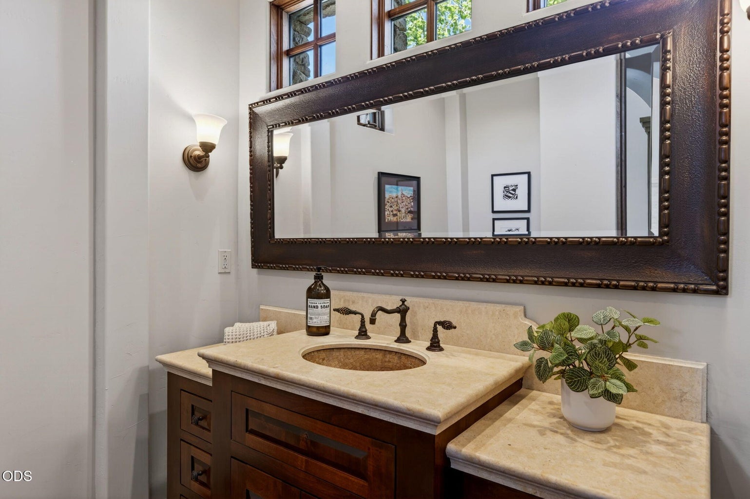 Guest 1/2 bath