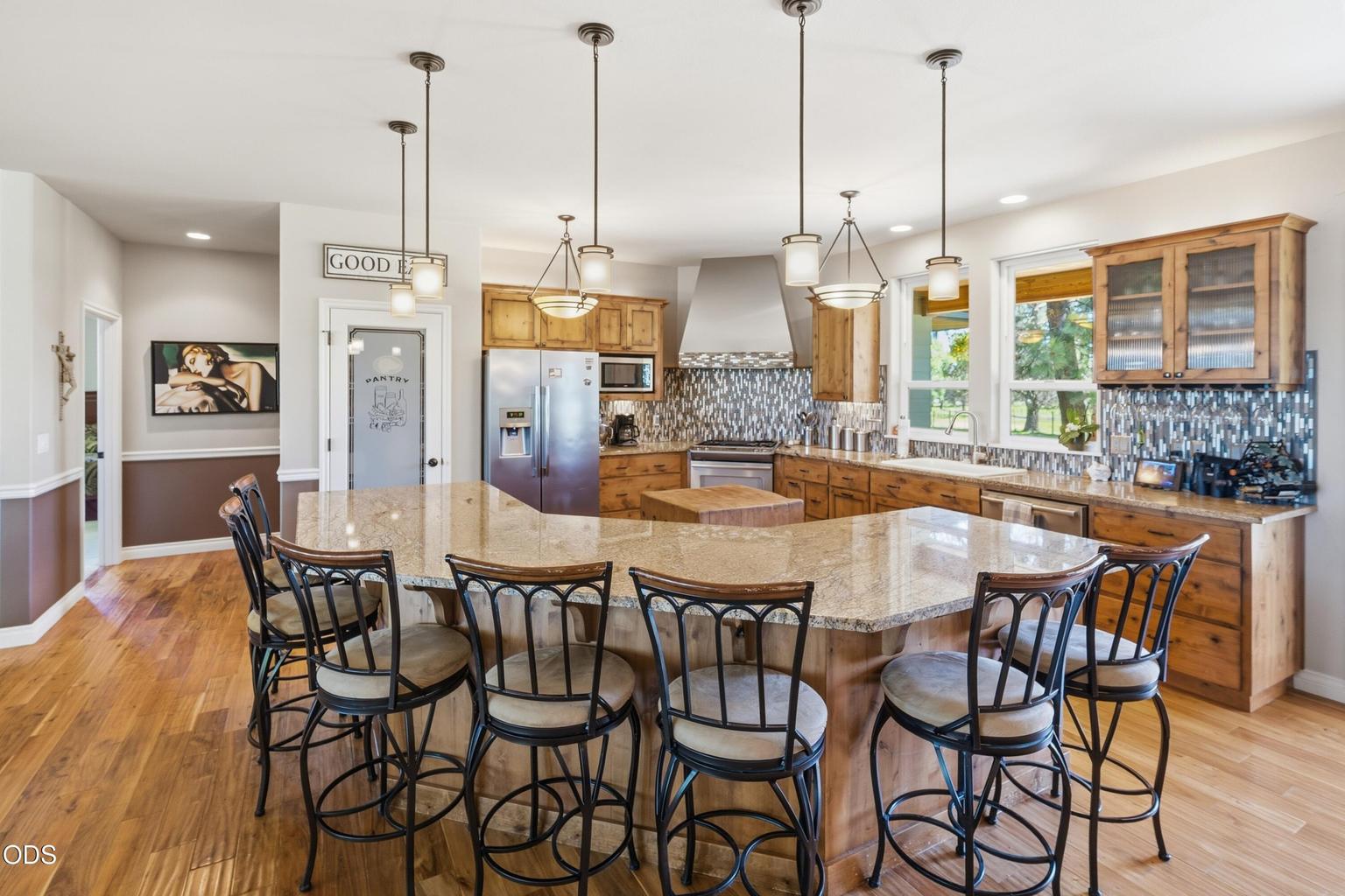 Seven seating on the bar. Bar stools are included!