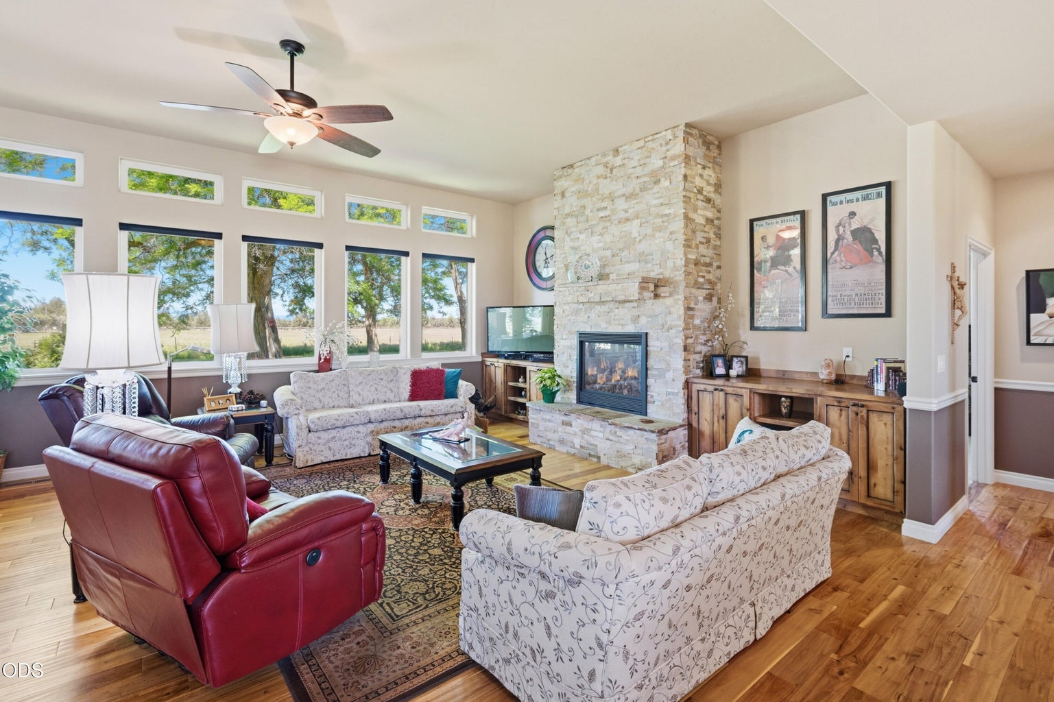 Light and Bright west facing windows with Cascade Mountain View! Enjoy Spectacular sunset from your couch!!!!