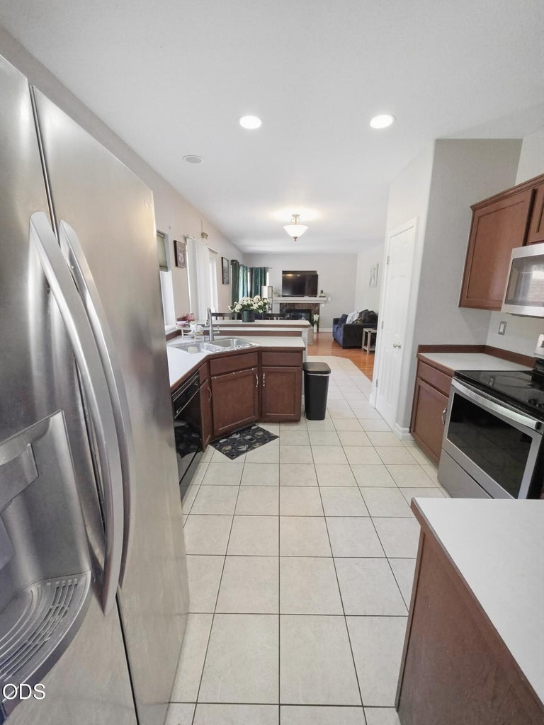 Photo of 919 NW Oak Lane 4 of 22