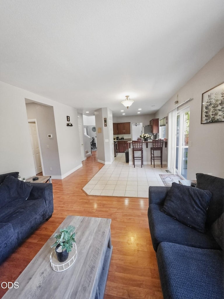 Photo of 919 NW Oak Lane 2 of 22