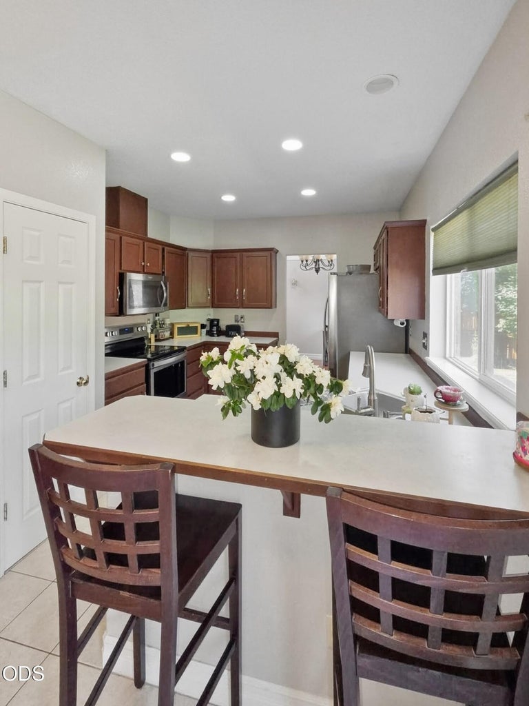 Photo of 919 NW Oak Lane 3 of 22