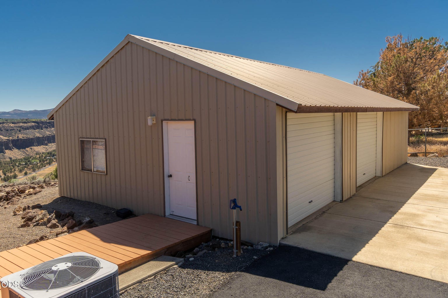 This 864 square foot garage/shop is perfect or your toys and shop area, with wood work benches.