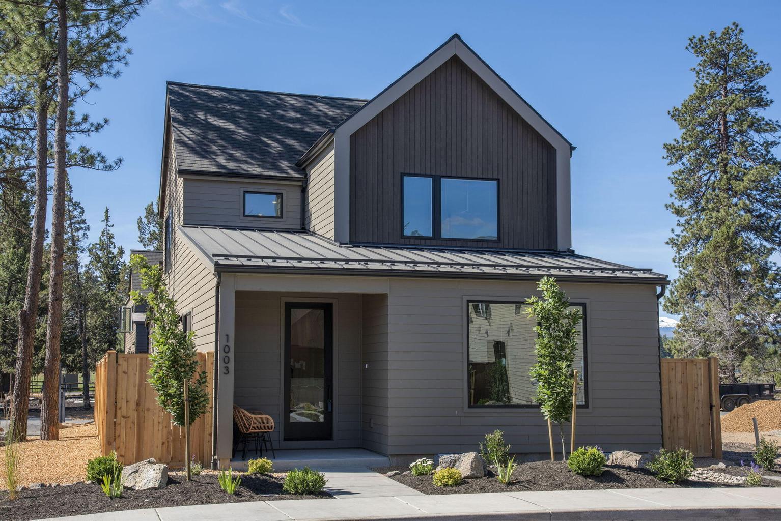 Photo of 1043 W Linda Avenue 2 of 31