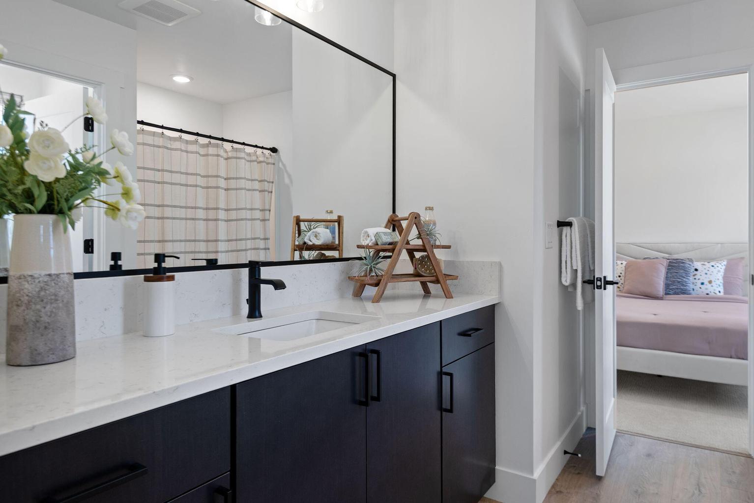 Photo of 1043 W Linda Avenue 25 of 31