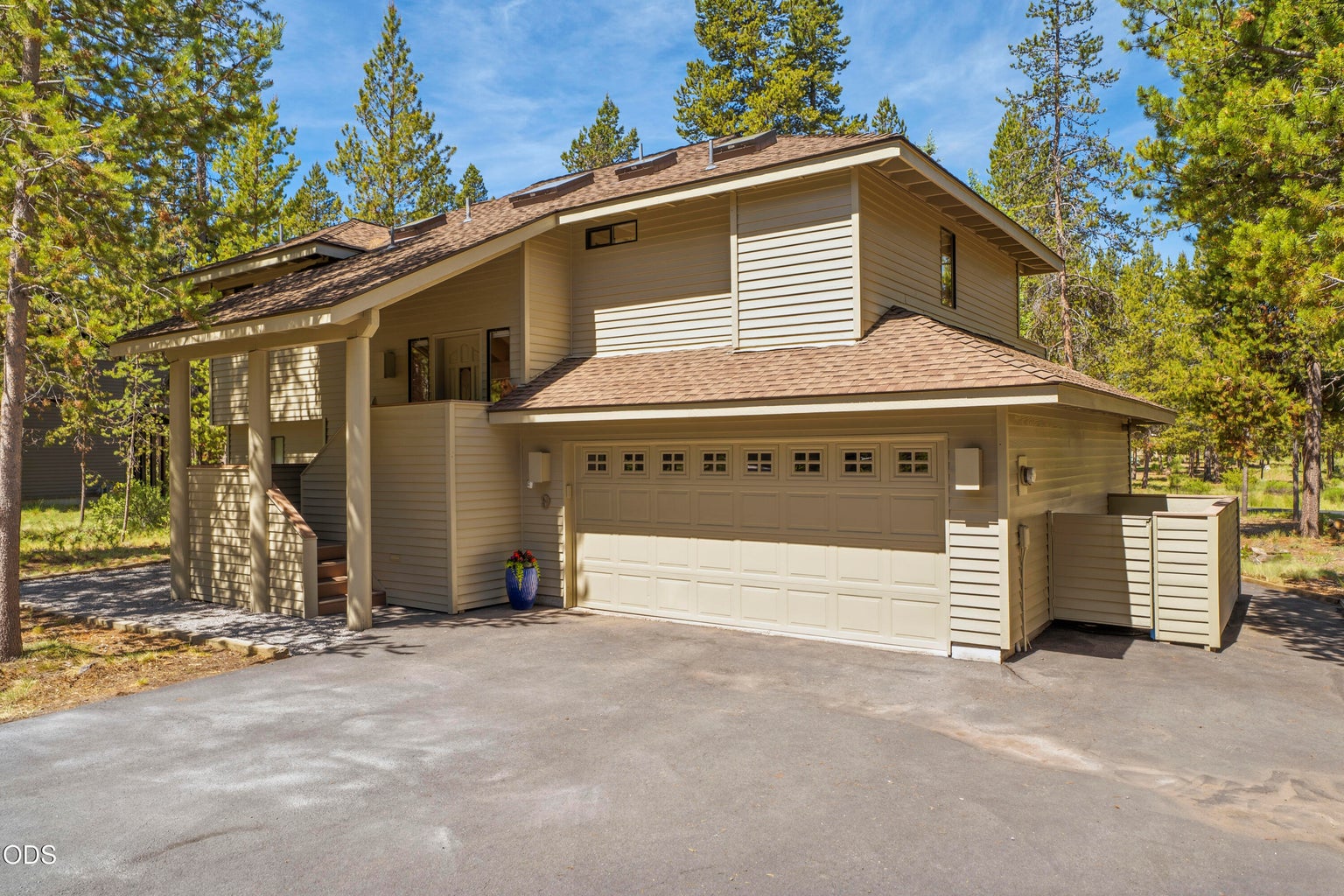 Experience the Sunriver lifestyle in this recently updated and fully furnished 3-bedroom, 2.5-bath retreat in the desirable North End.