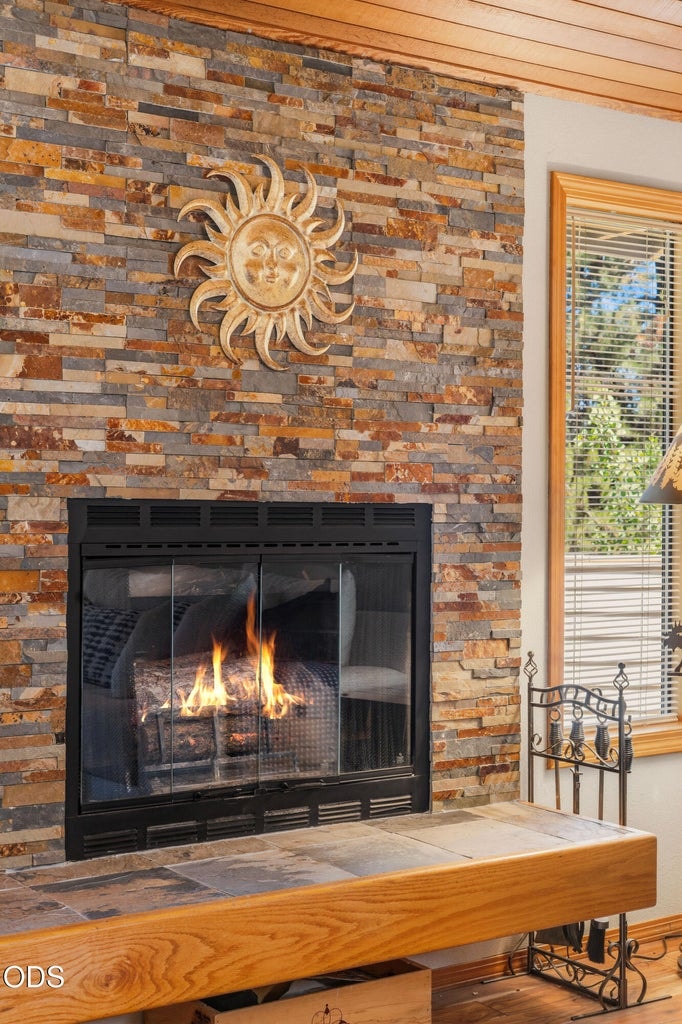 Photo of 57691 Splitrock Lane 4 of 37