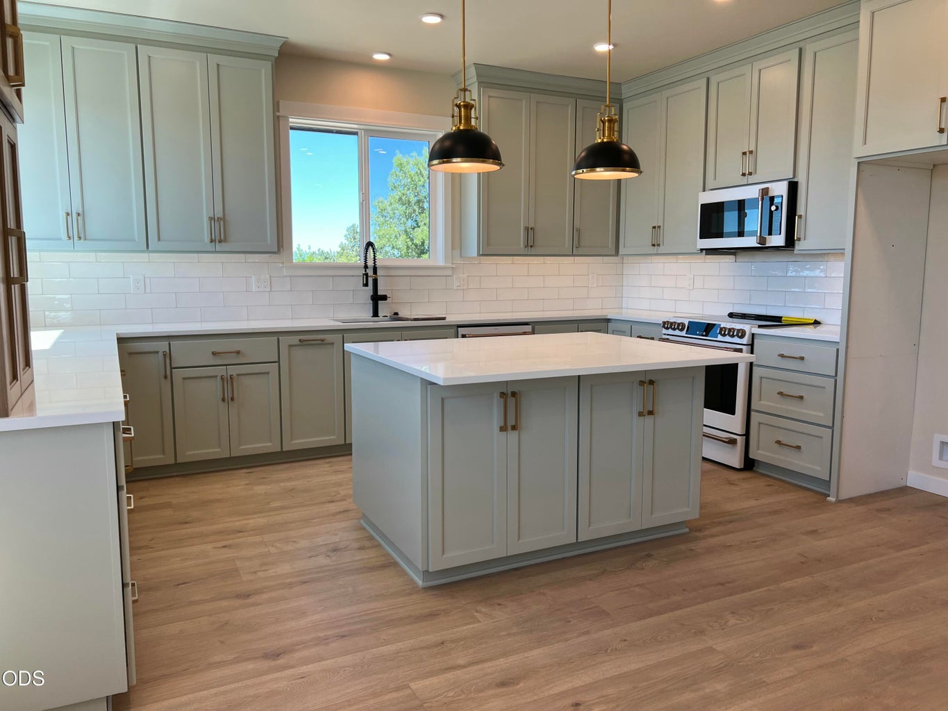 Photo of 202 SE Larkspur Drive 7 of 65