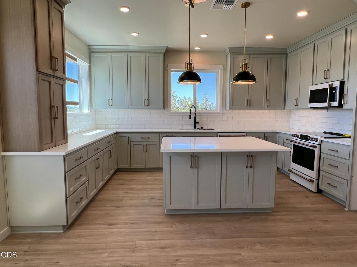 Photo of 202 SE Larkspur Drive 4 of 65
