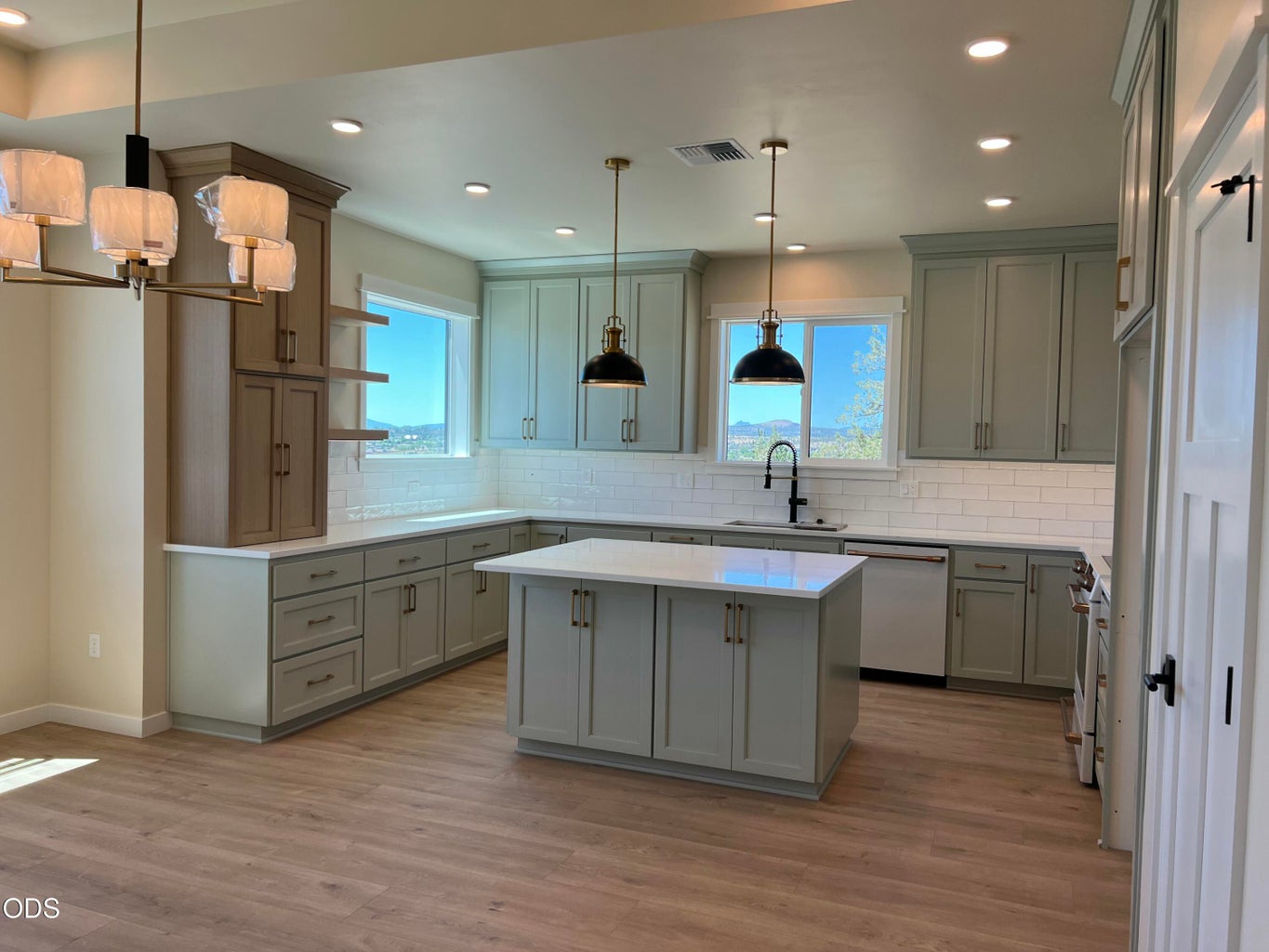 Photo of 202 SE Larkspur Drive 11 of 65