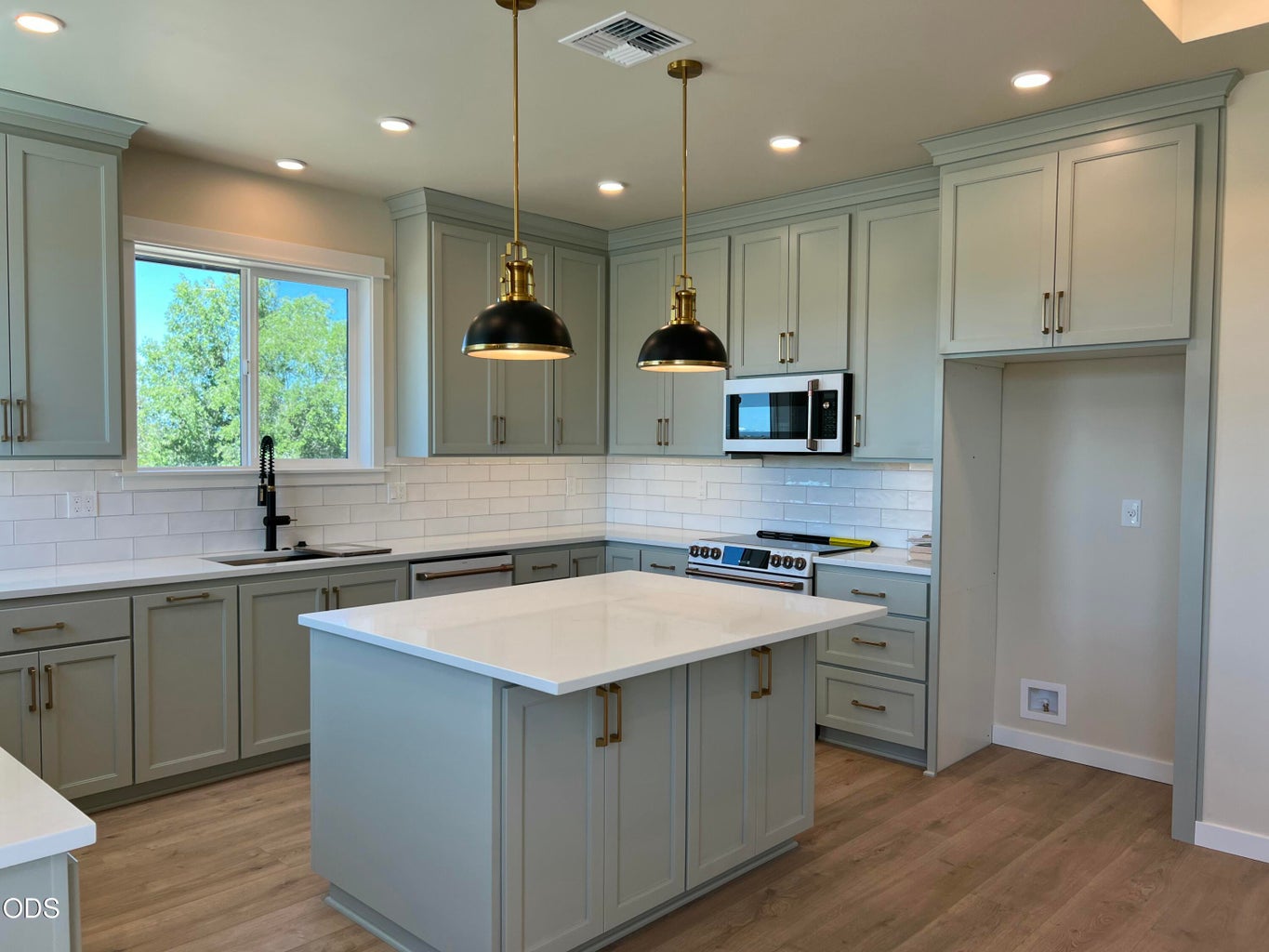 Photo of 202 SE Larkspur Drive 12 of 65