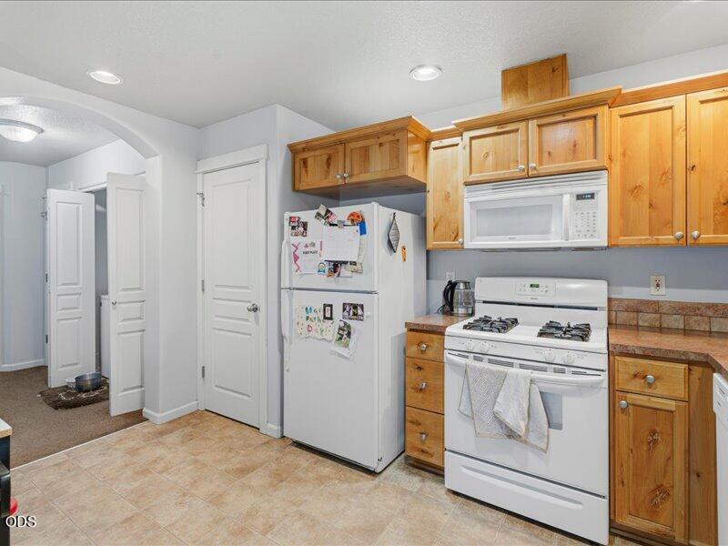 Photo of 16558 Daisy Place 5 of 23
