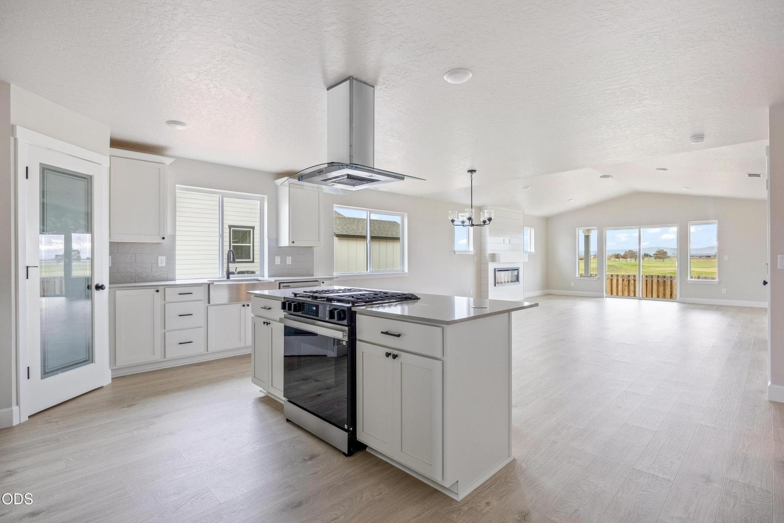 Photo of 1172 NW Fairway Road 4 of 21