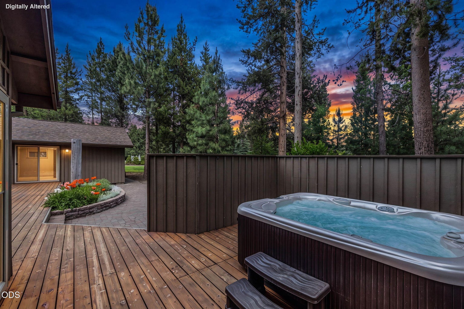 Hot tub with privacy screen