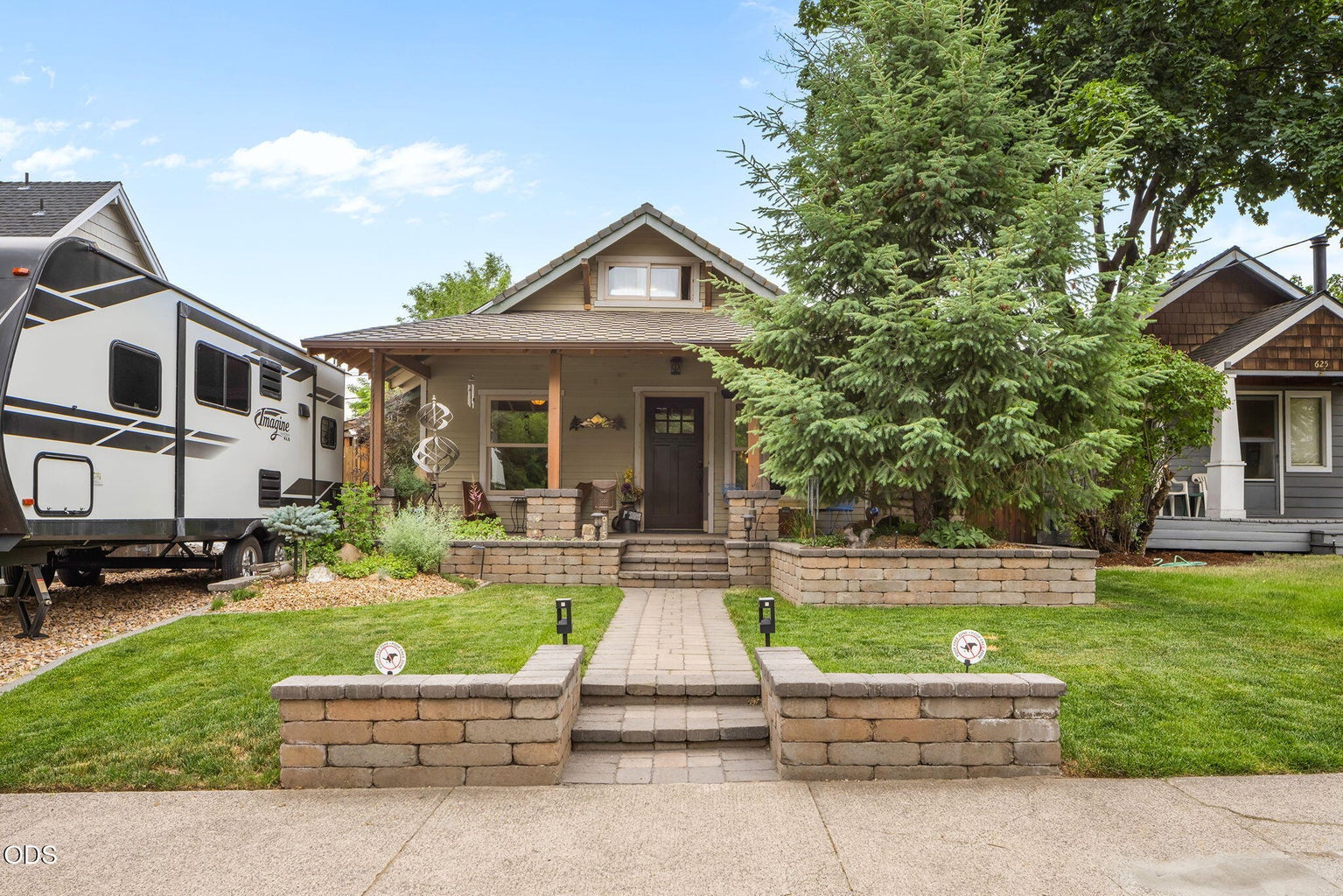 Photo of 615 NW Ogden Avenue 1 of 34