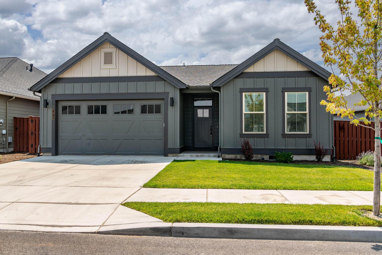 Photo of 1076 NE Henry Drive 1 of 30