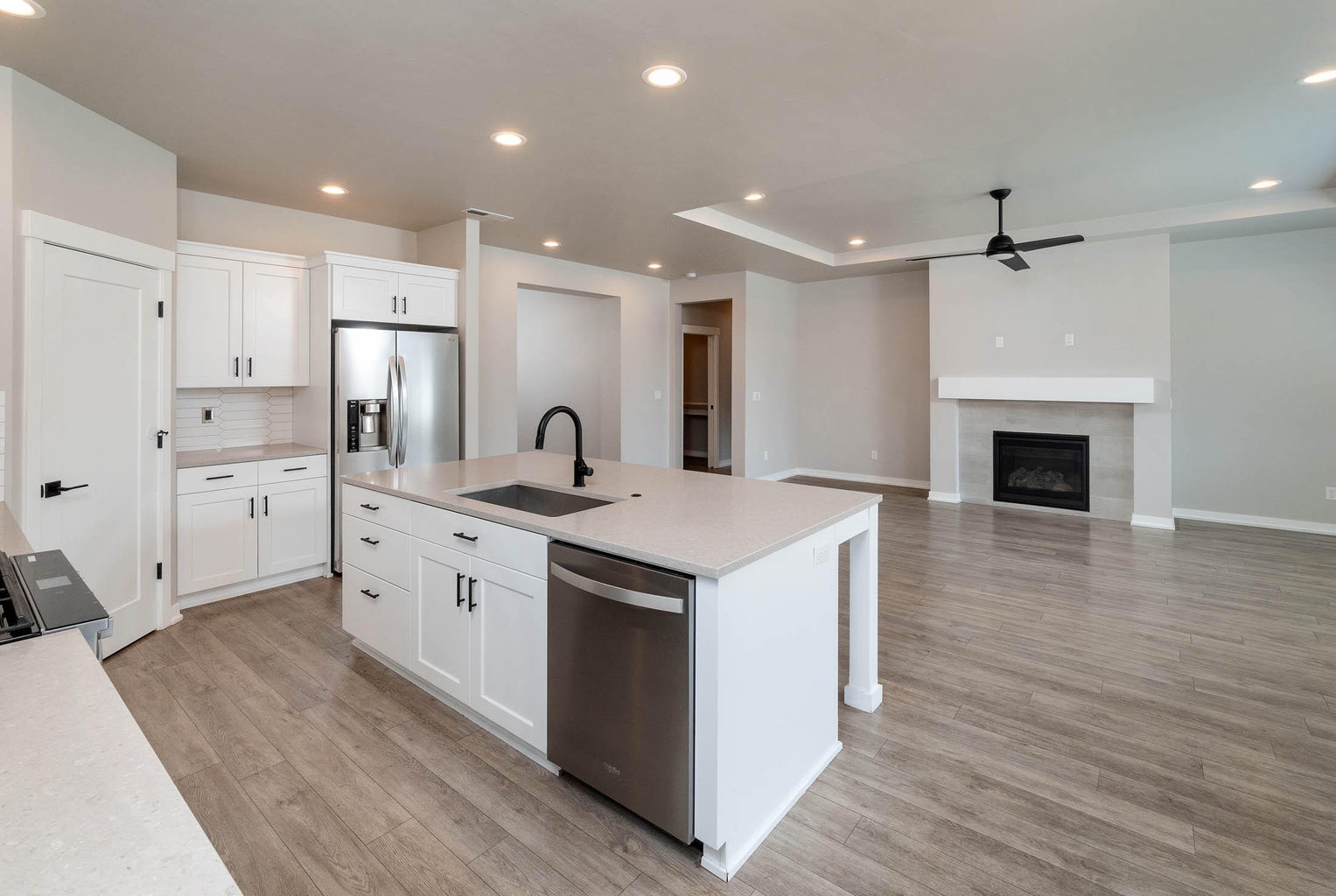 Photo of 1076 NE Henry Drive 9 of 30