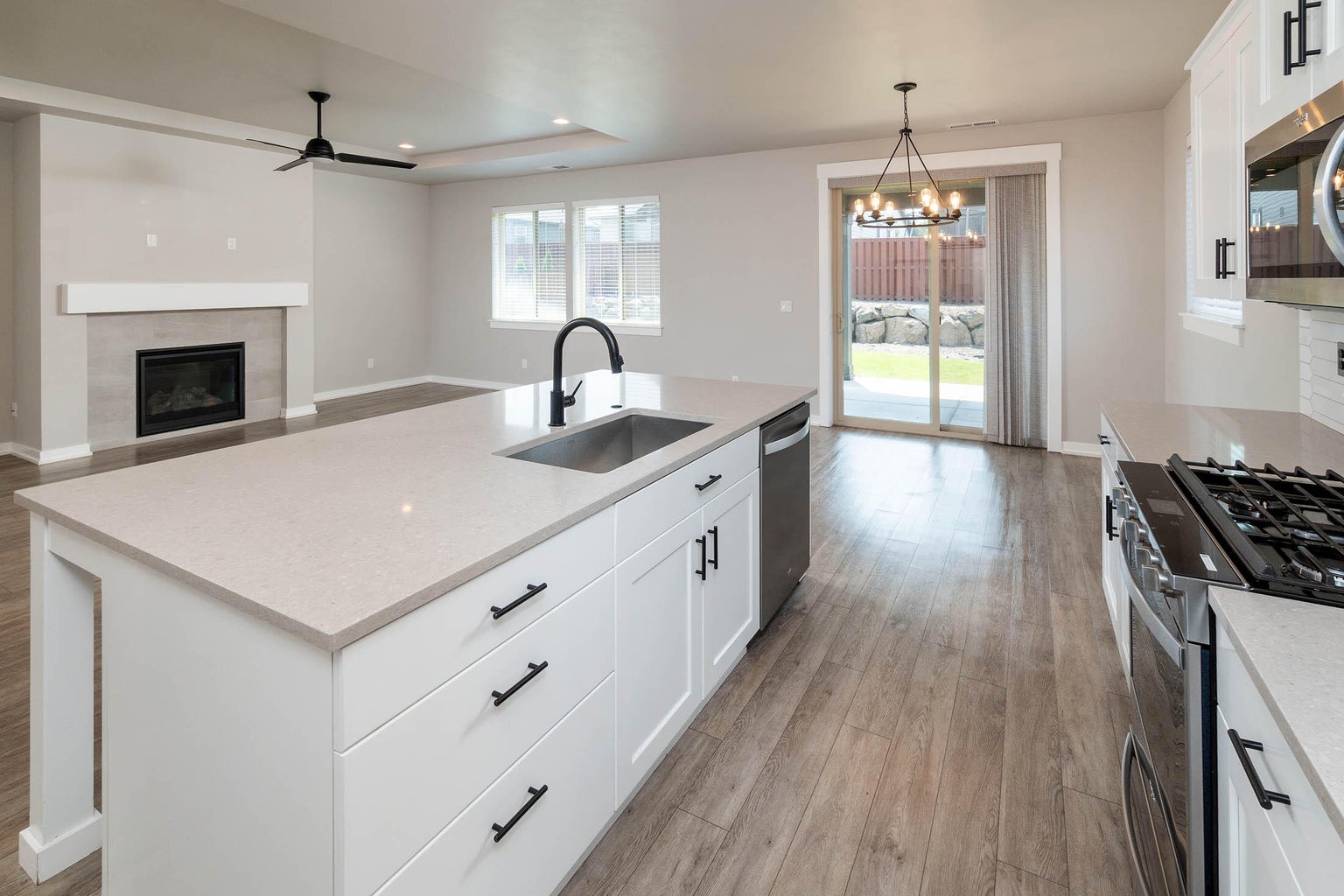 Photo of 1076 NE Henry Drive 10 of 30