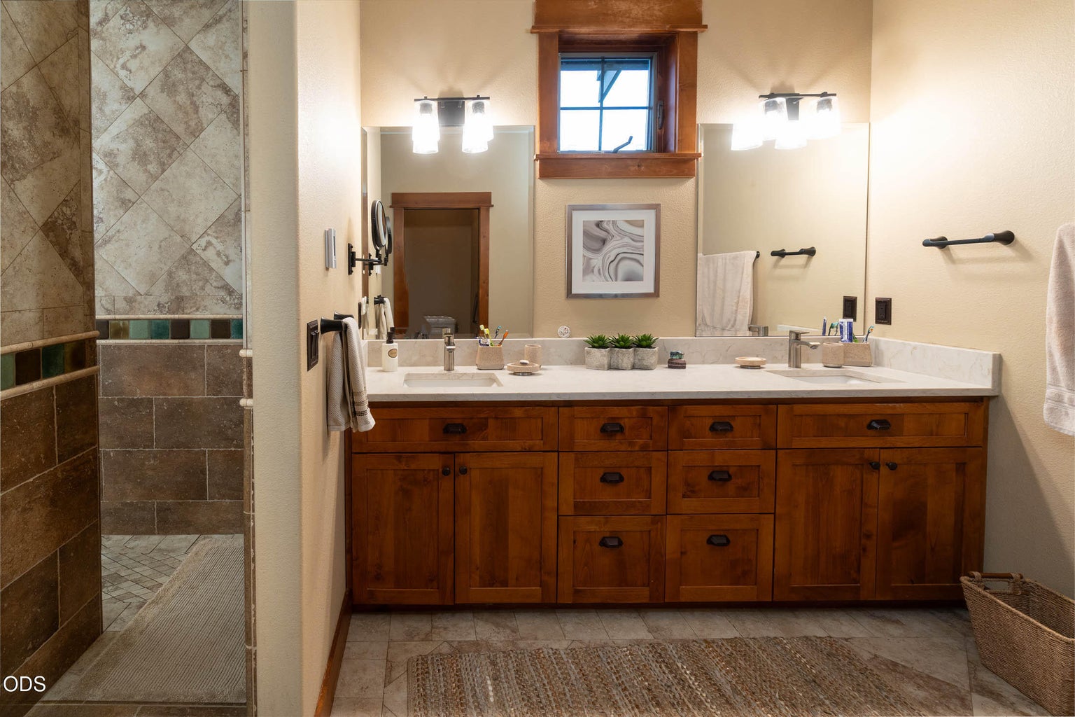 Primary #1 Ensuite Bath / Double Vanity.