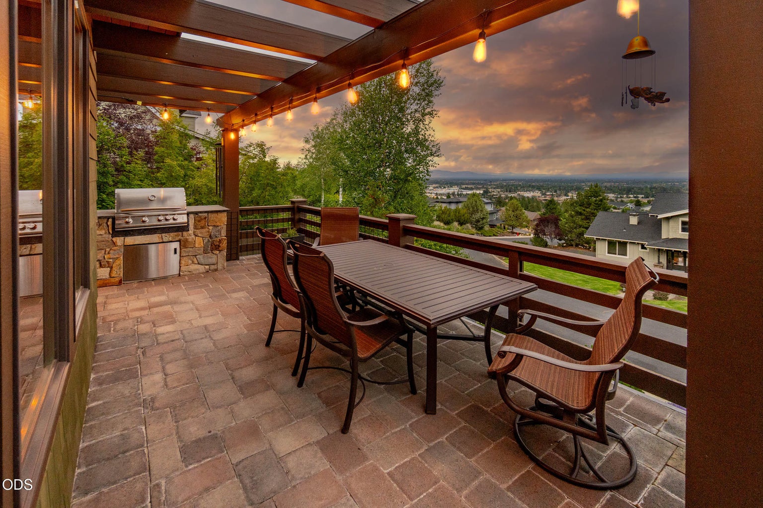 Main Level Deck Bar-B-Que and Eating Area. Great Eastern Views.