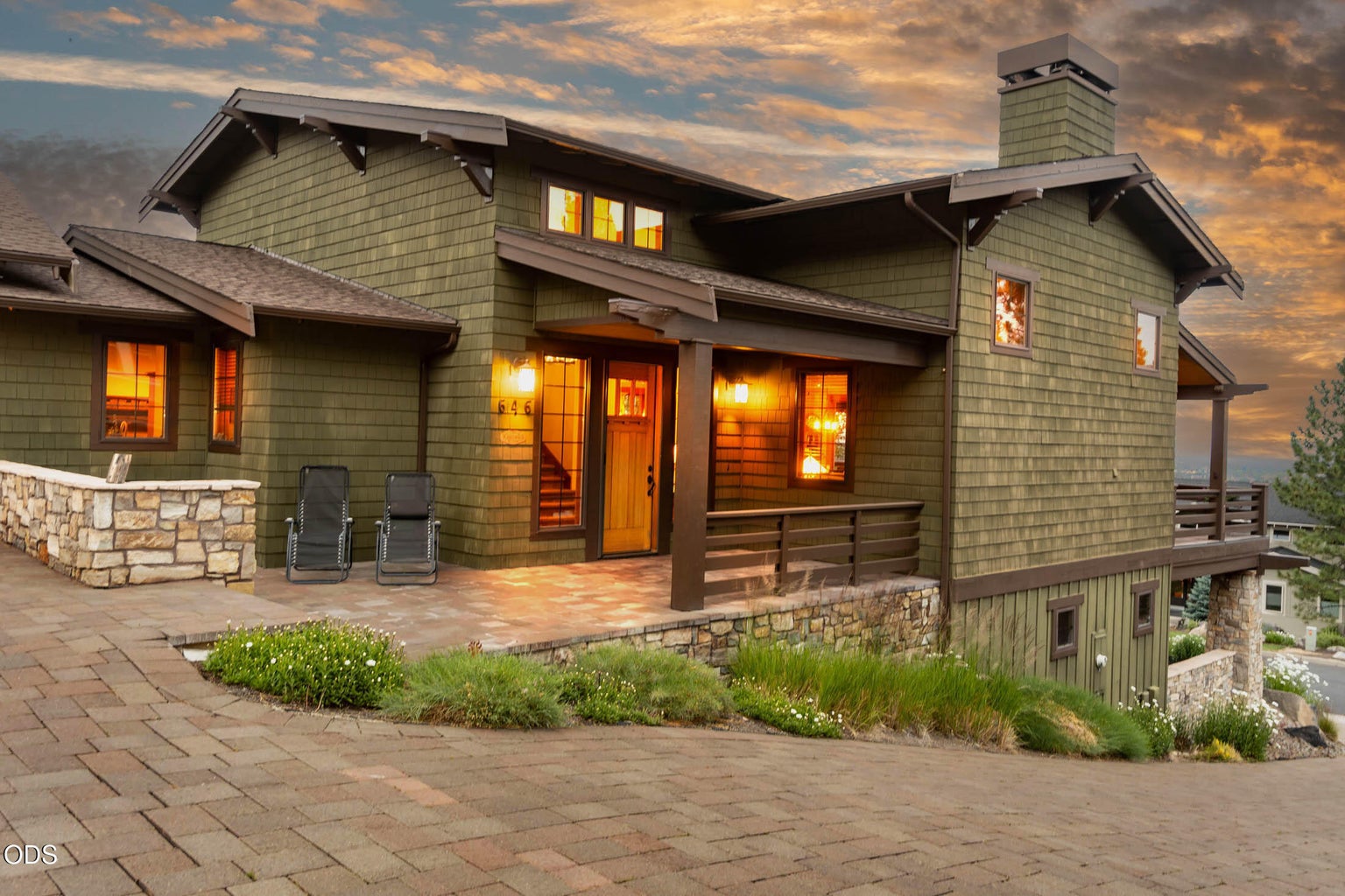Main Level Entry at Top of Driveway. Very Welcoming.