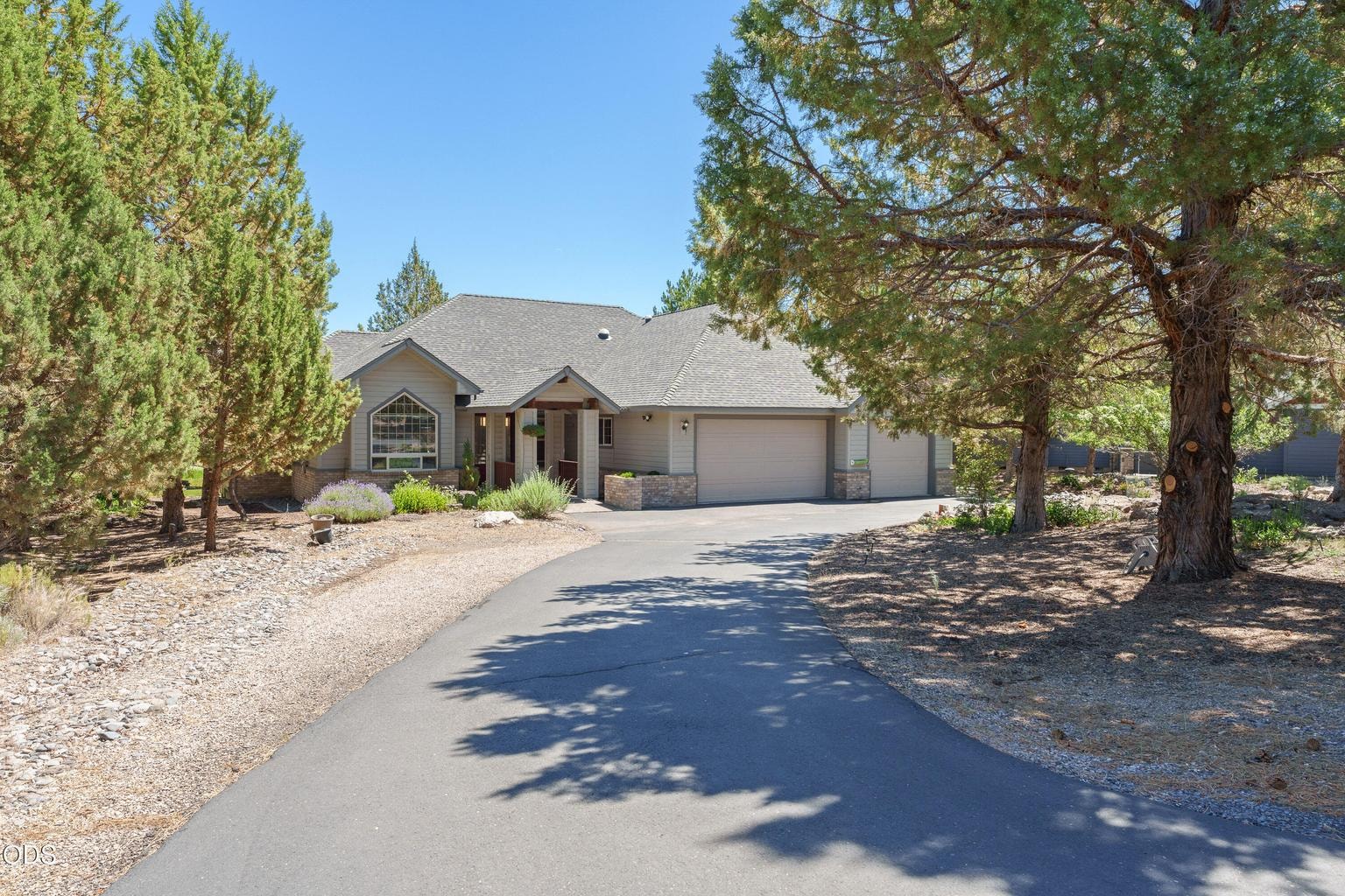 Large circular driveway!