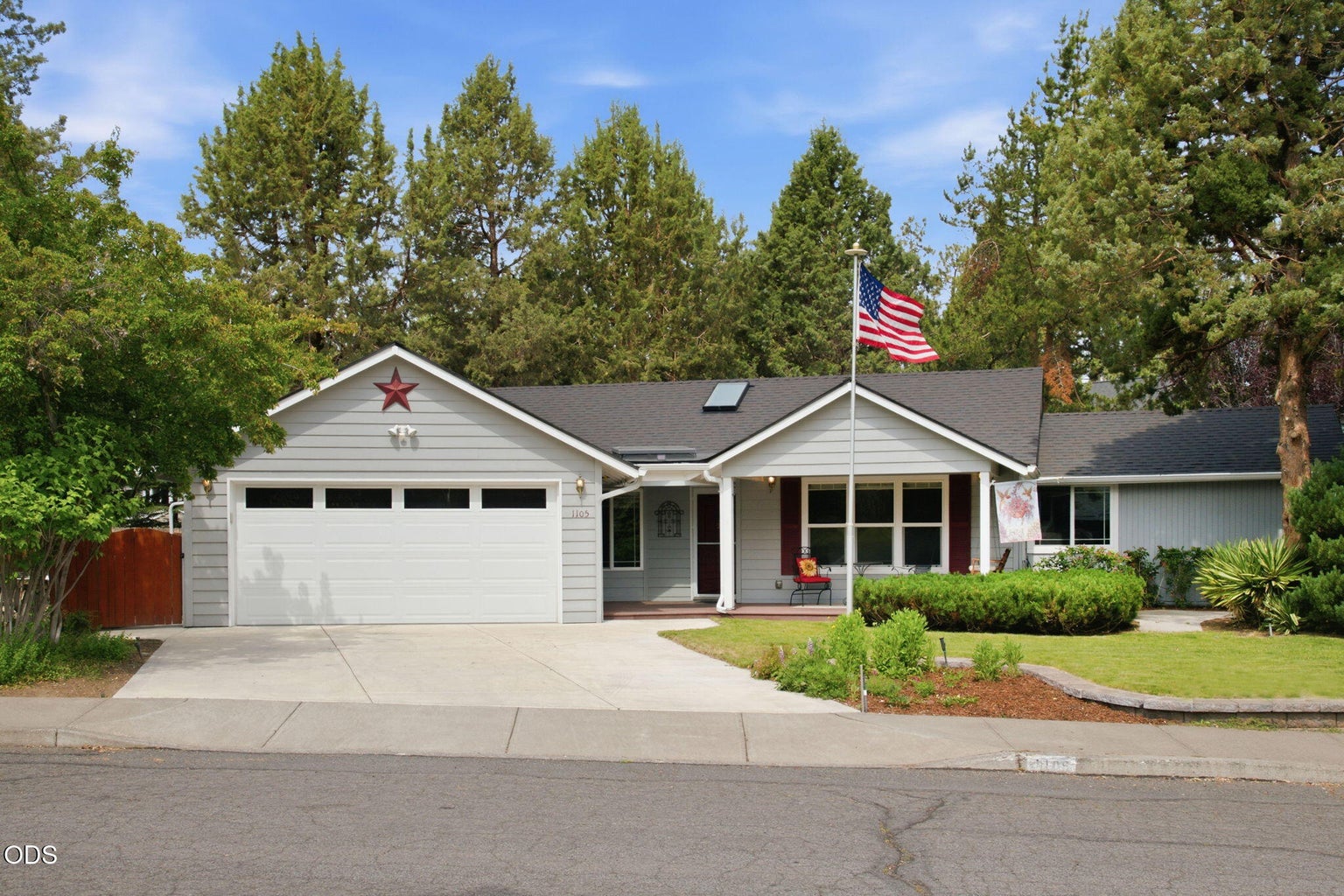 Photo of 1105 SE Palmwood Court 1 of 29