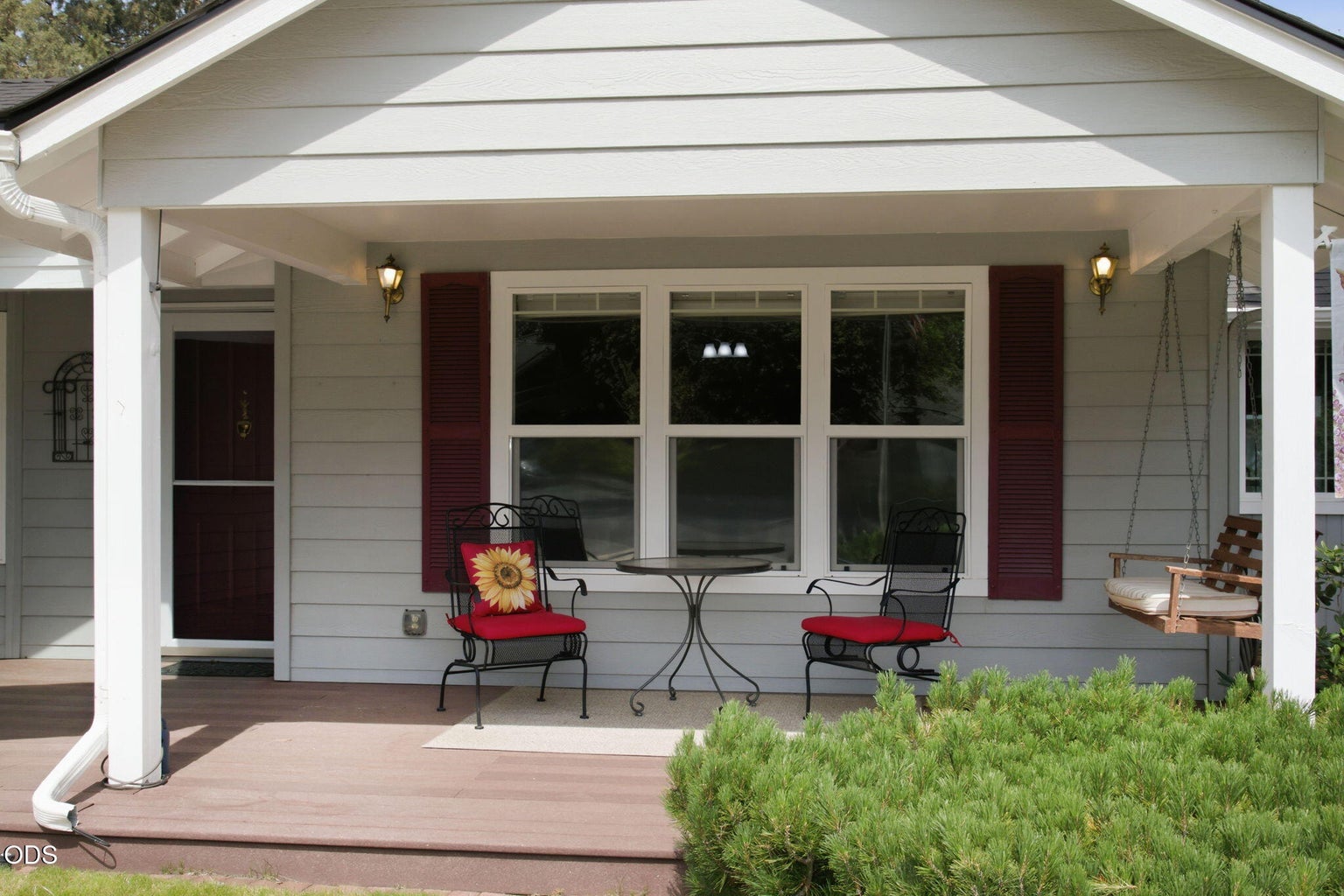 Photo of 1105 SE Palmwood Court 2 of 29