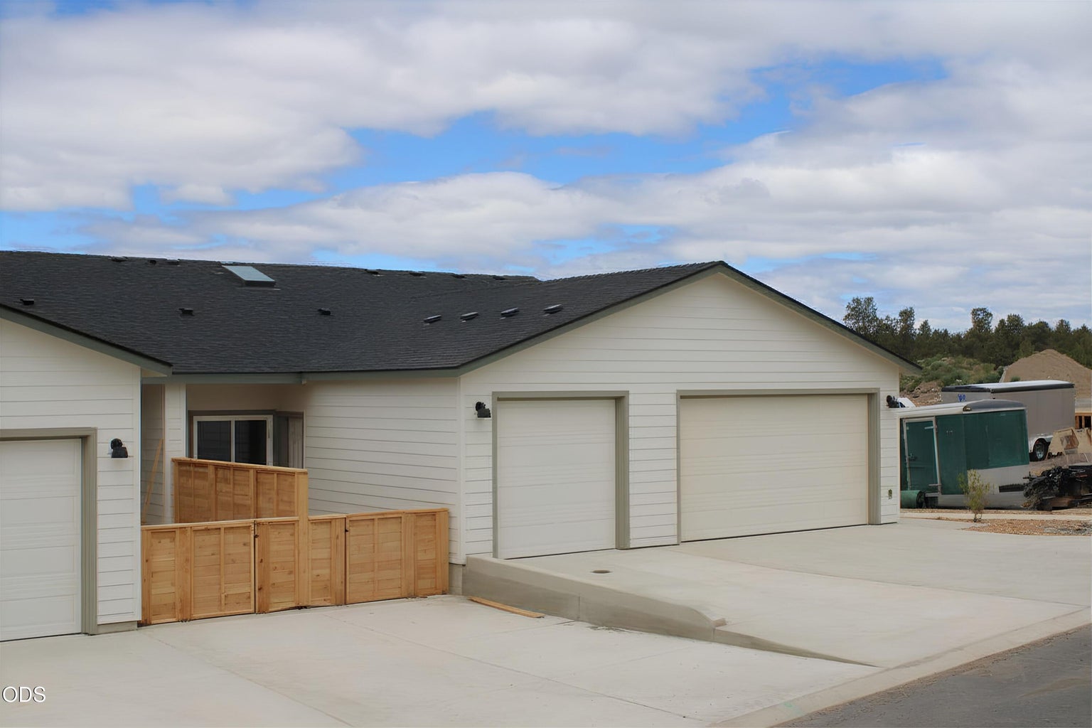 Privacy/fenced area for interior units w/ 1 car garage