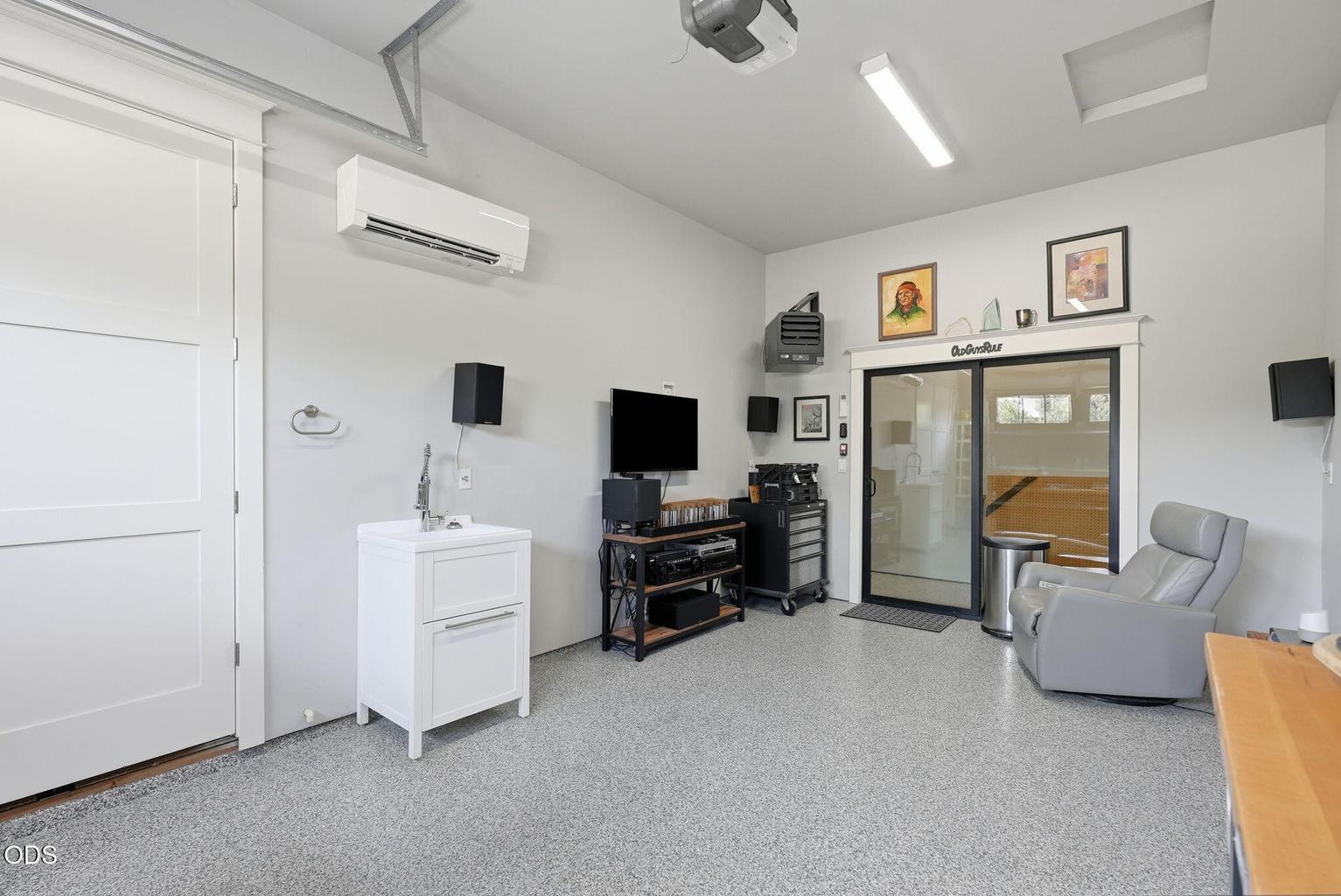 Enclosed Garage Workshop/Home Gym w/Mini Split