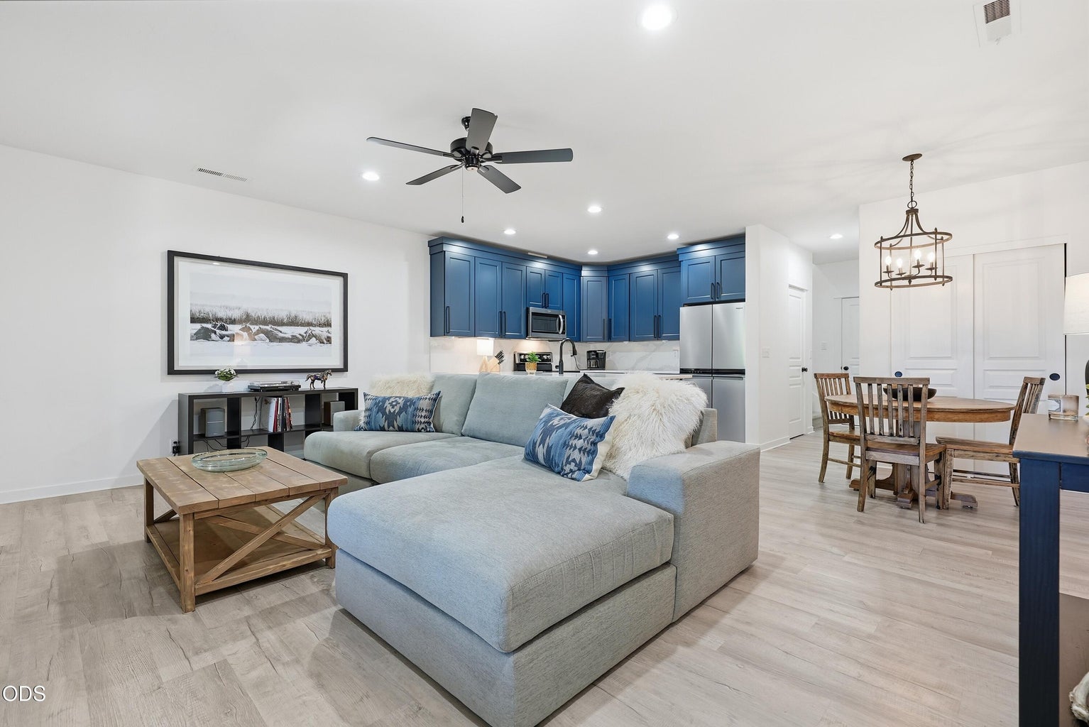 Photo of 950 N Hindeman Avenue 5 of 38