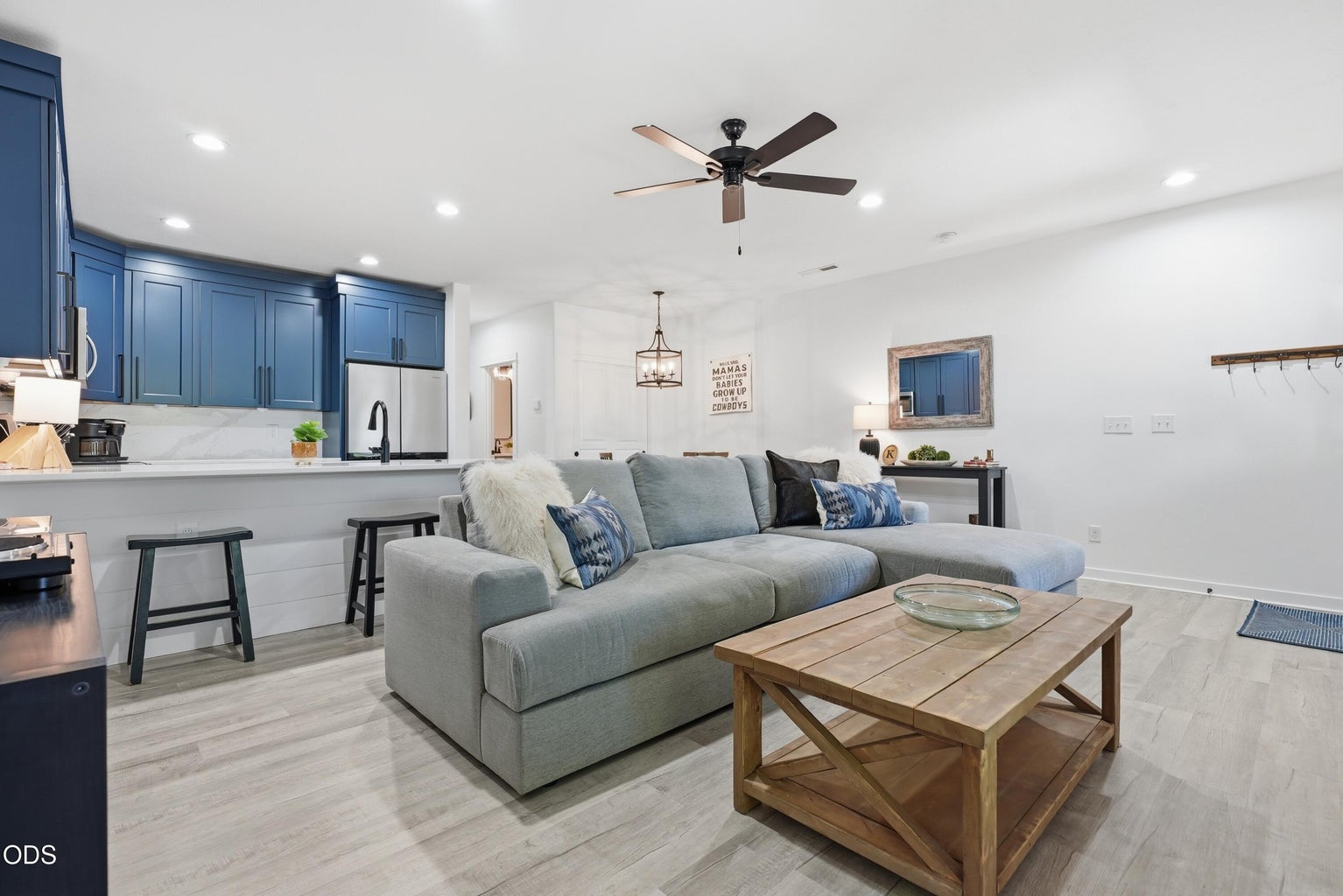 Photo of 950 N Hindeman Avenue 8 of 38