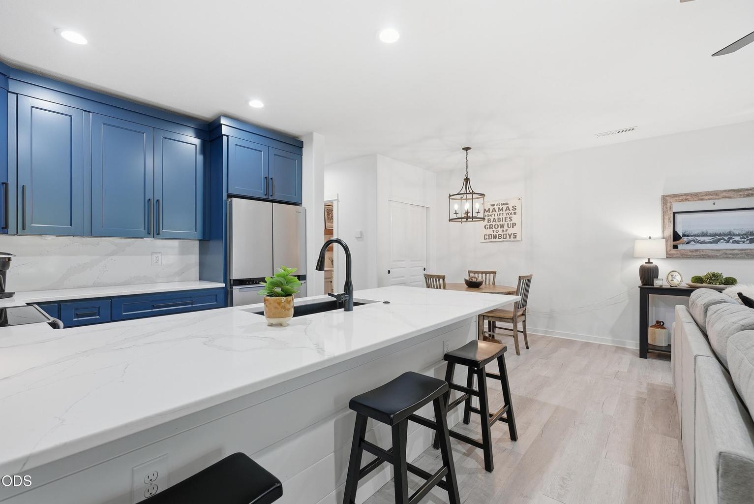 Photo of 950 N Hindeman Avenue 9 of 38
