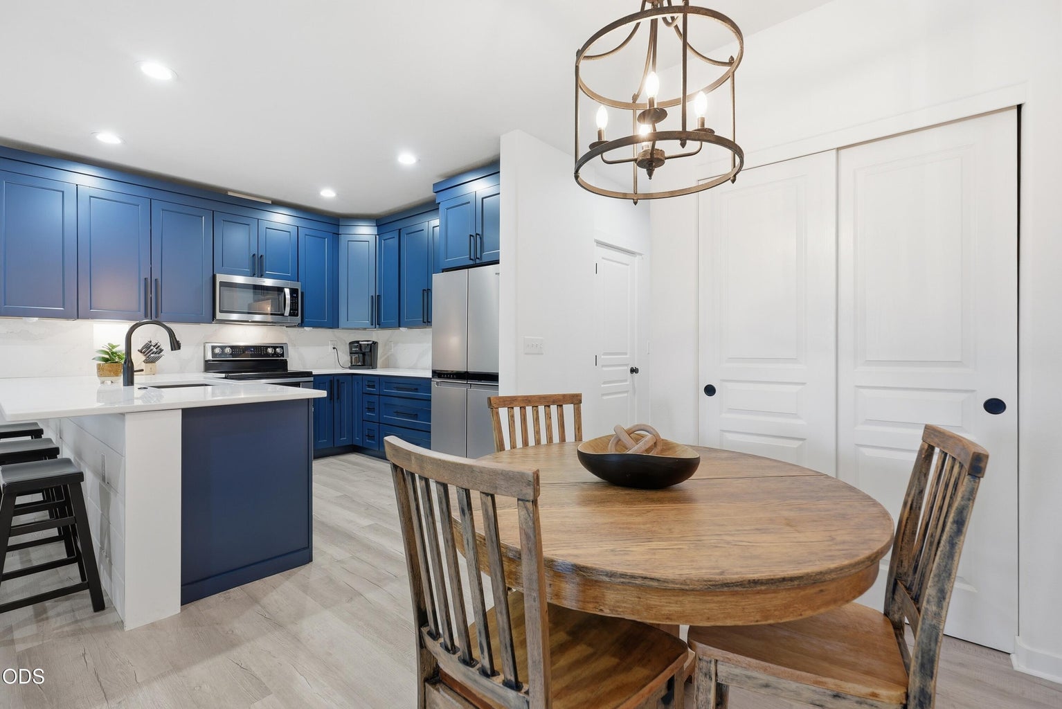 Photo of 950 N Hindeman Avenue 11 of 38