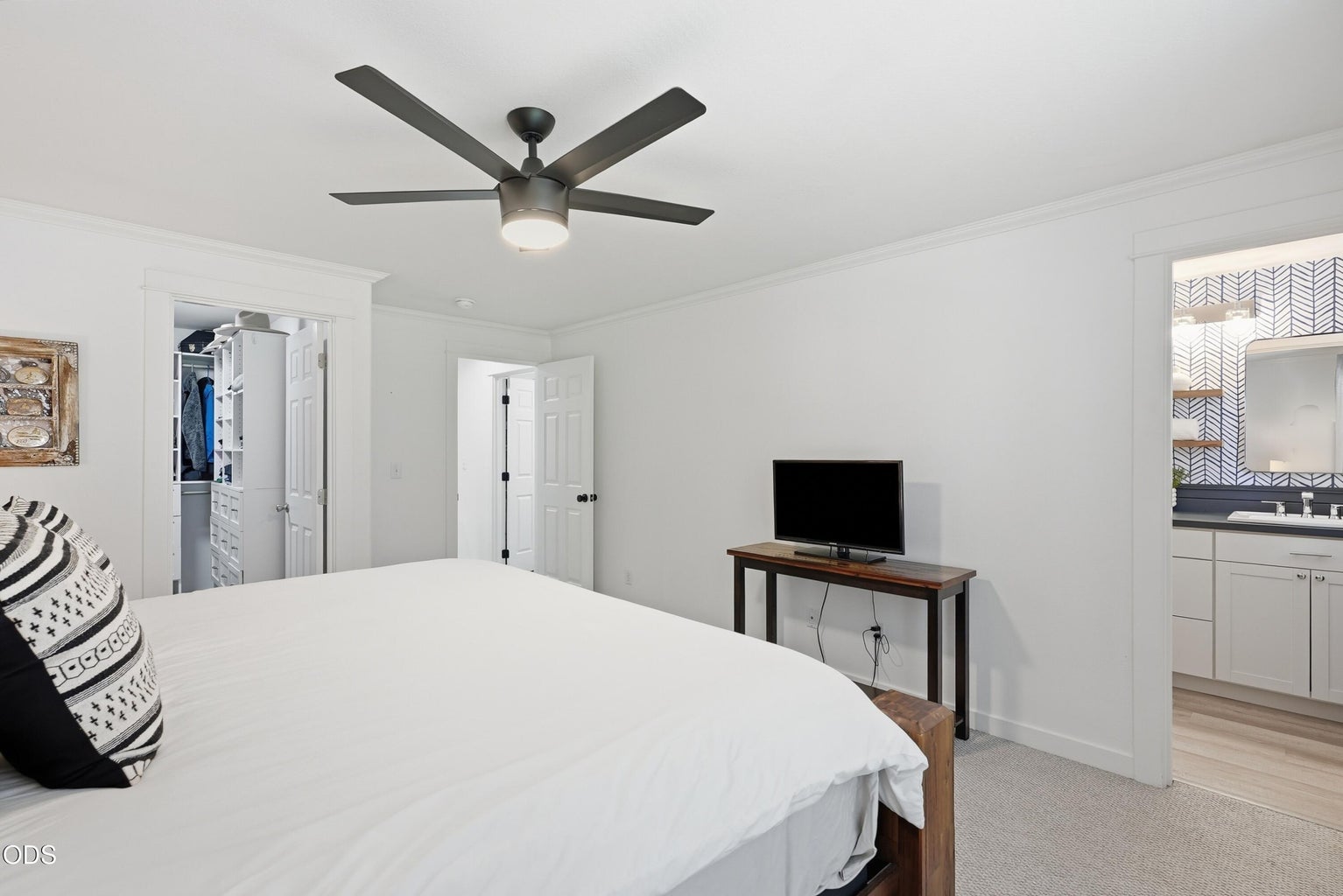 Photo of 950 N Hindeman Avenue 17 of 38