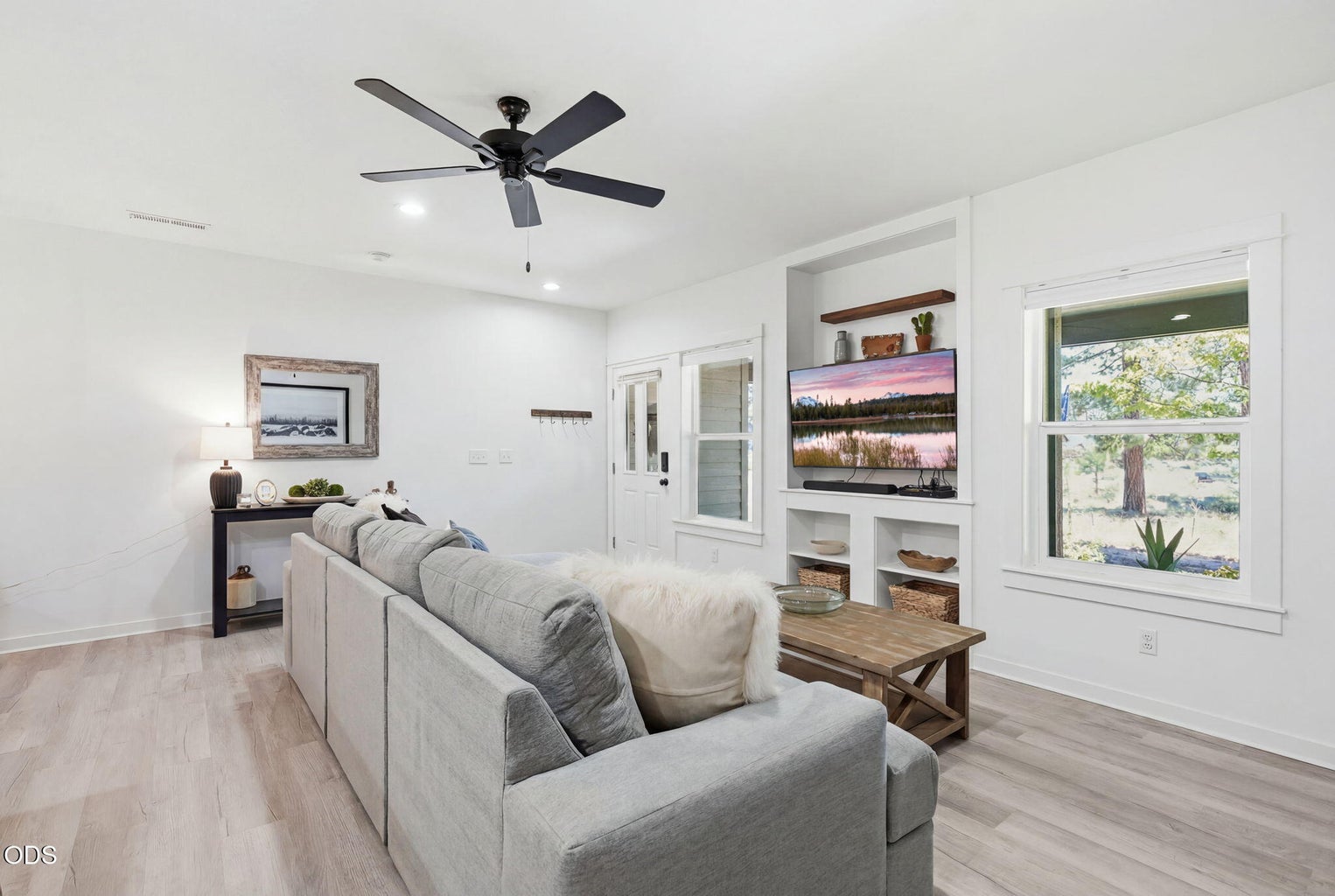 Photo of 950 N Hindeman Avenue 7 of 38