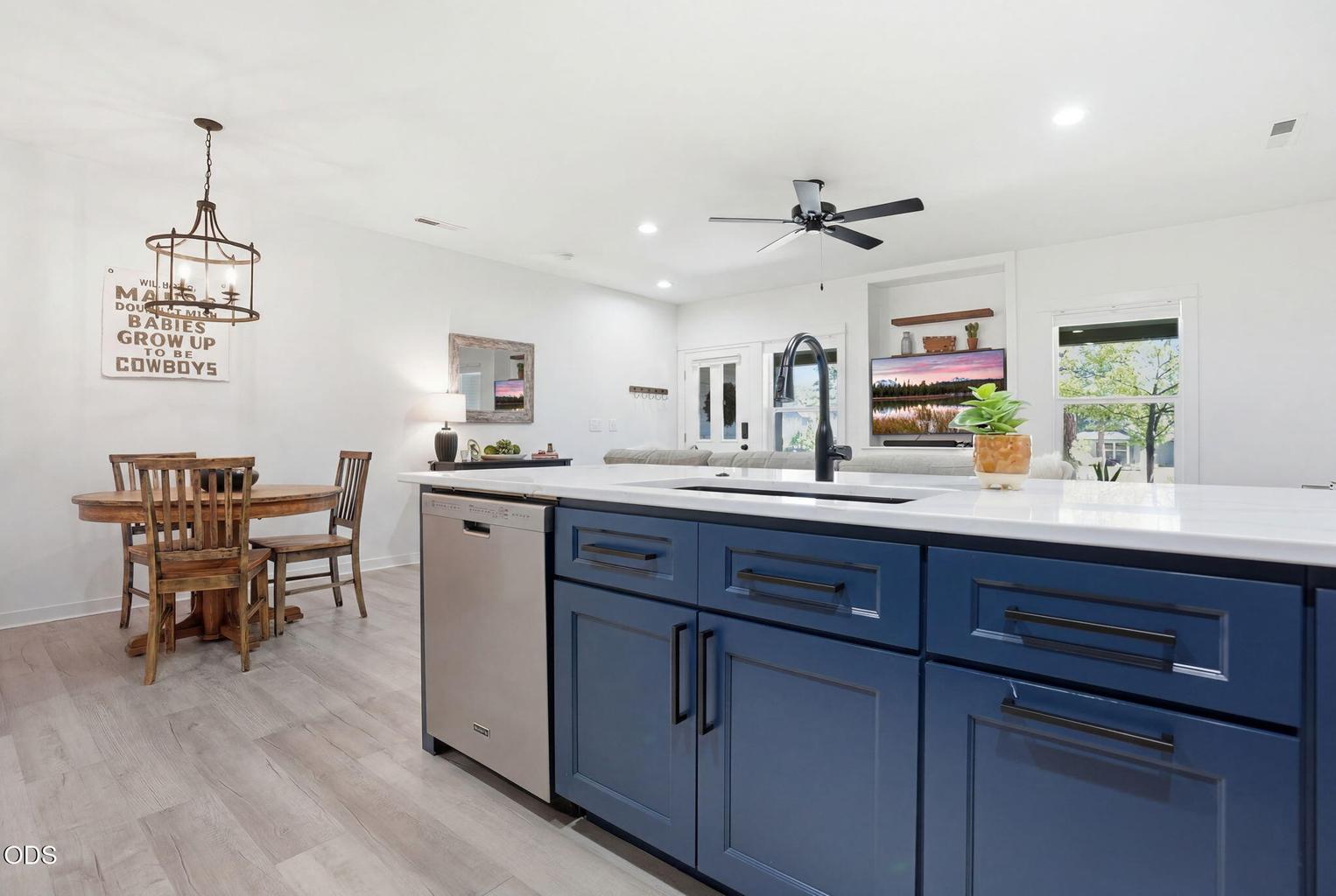Photo of 950 N Hindeman Avenue 12 of 38