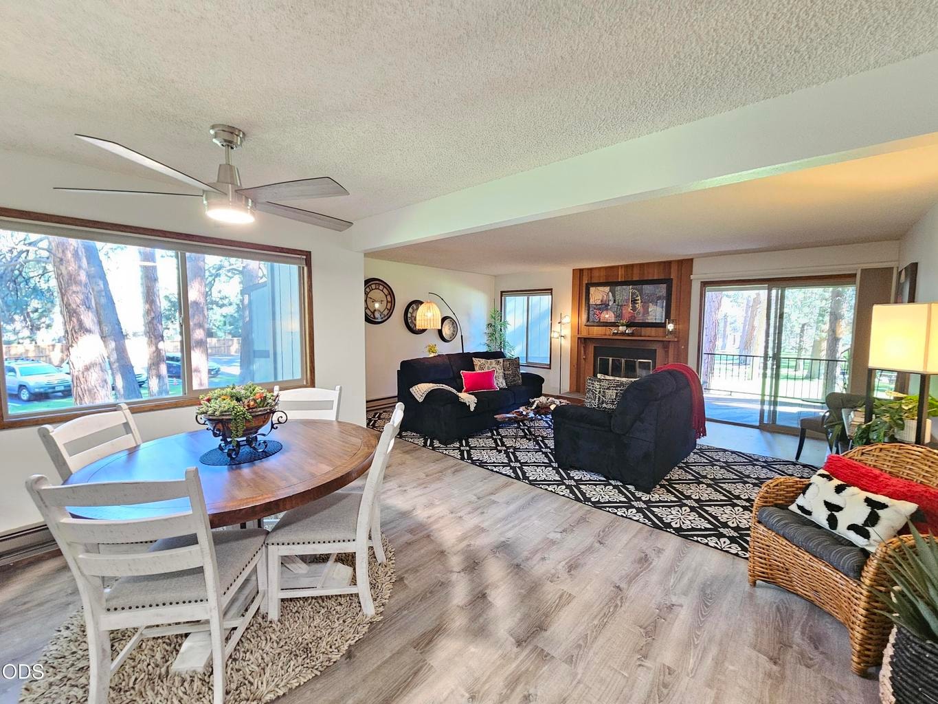 Photo of 821 E Desperado Trail 1 of 33