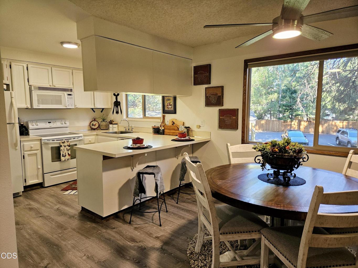 Photo of 821 E Desperado Trail 7 of 33