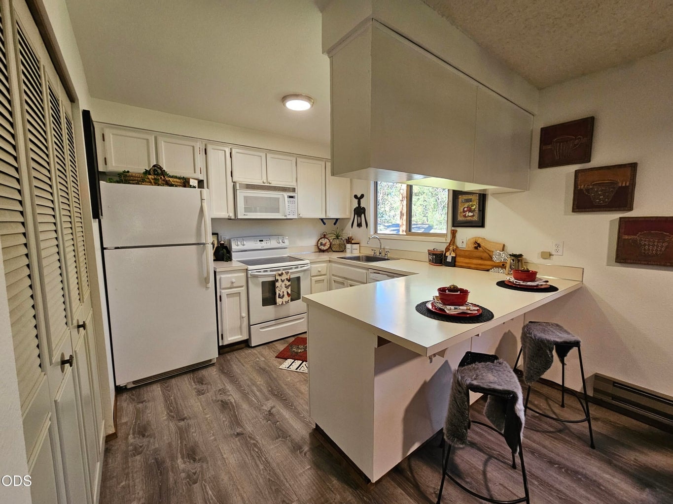 Photo of 821 E Desperado Trail 8 of 33