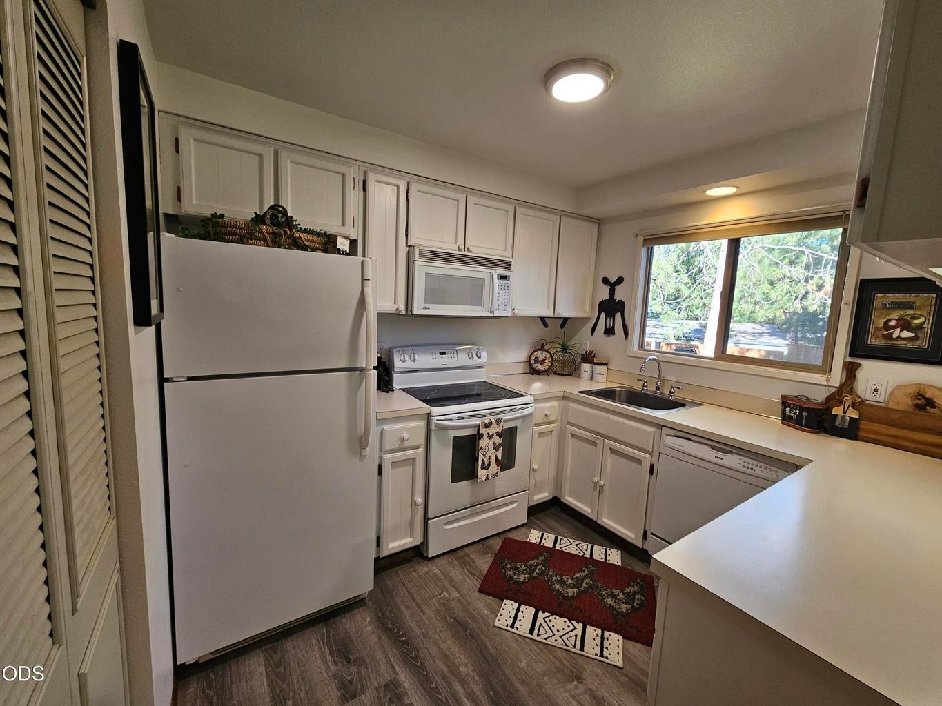 Photo of 821 E Desperado Trail 9 of 33