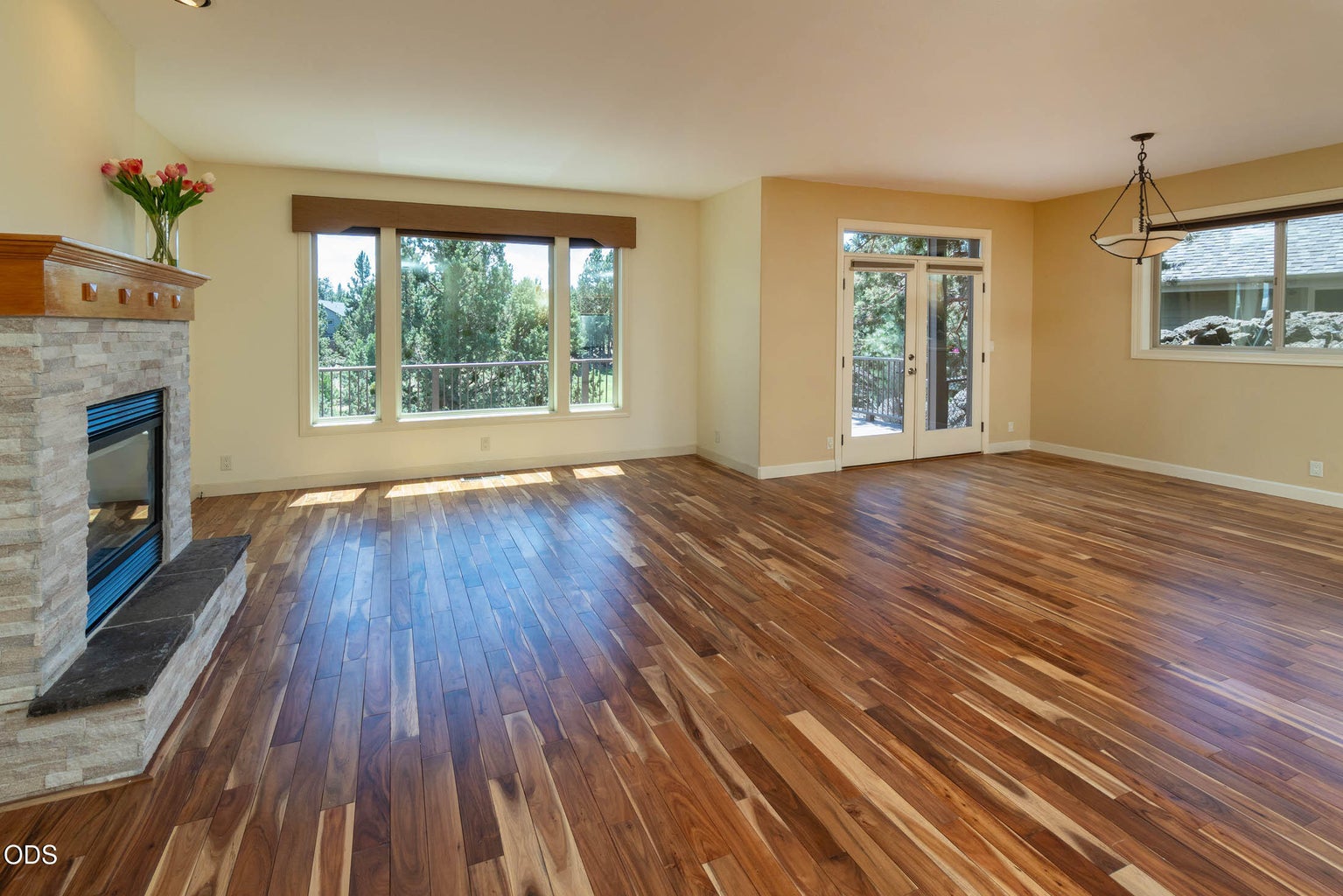 spacious great room overlooking the golf course