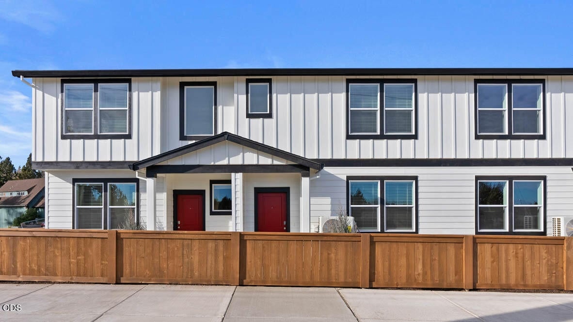 Photo of 62617 NE Lawler Place 1 of 28