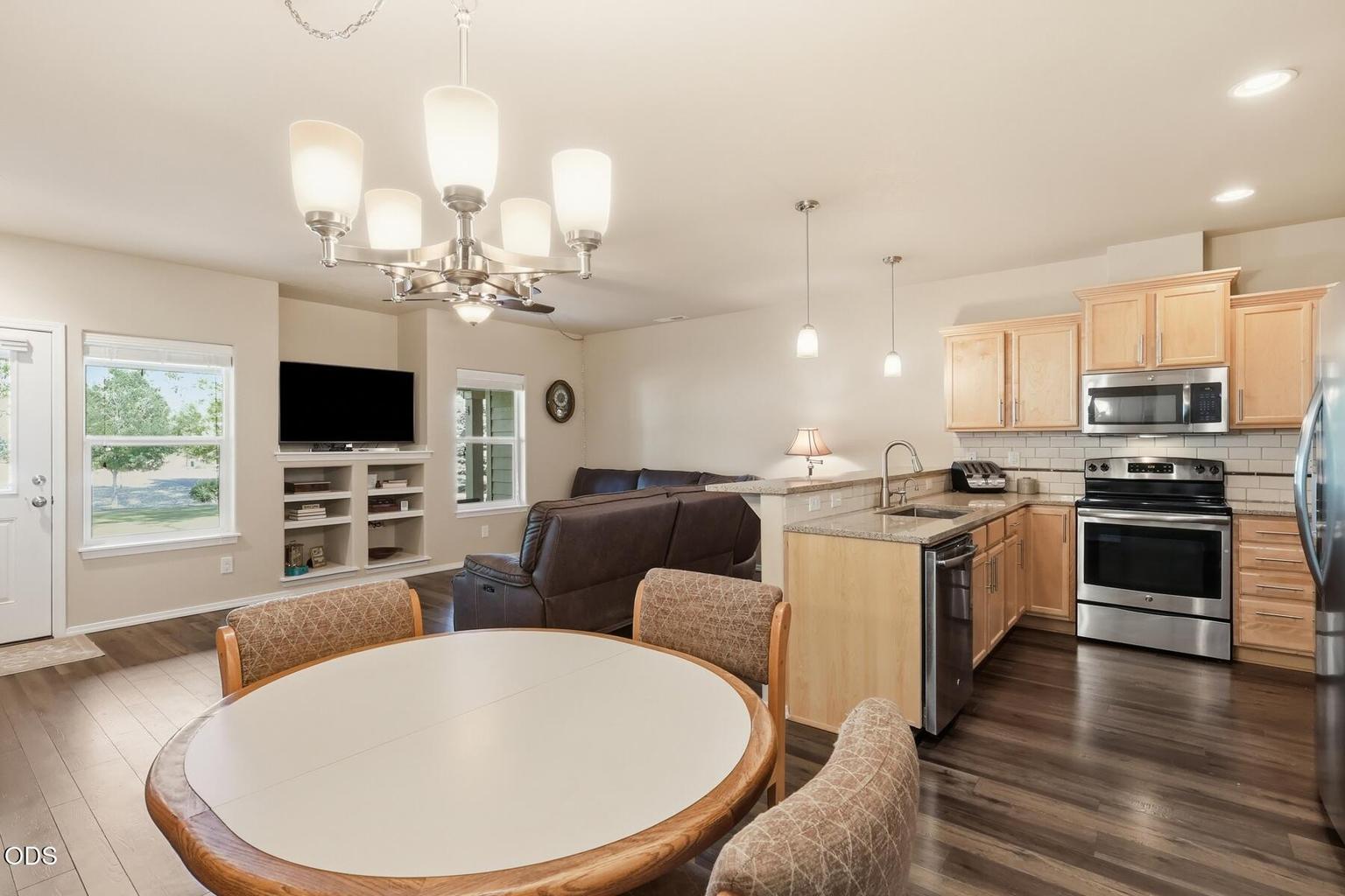 Photo of 820 N Hindeman Street 24 of 55