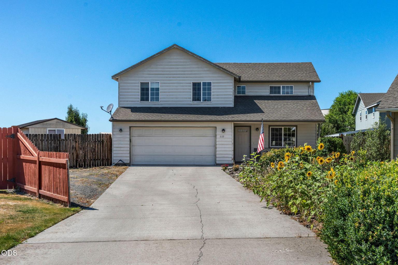 Photo of 609 NE Stoneridge Lane 1 of 46