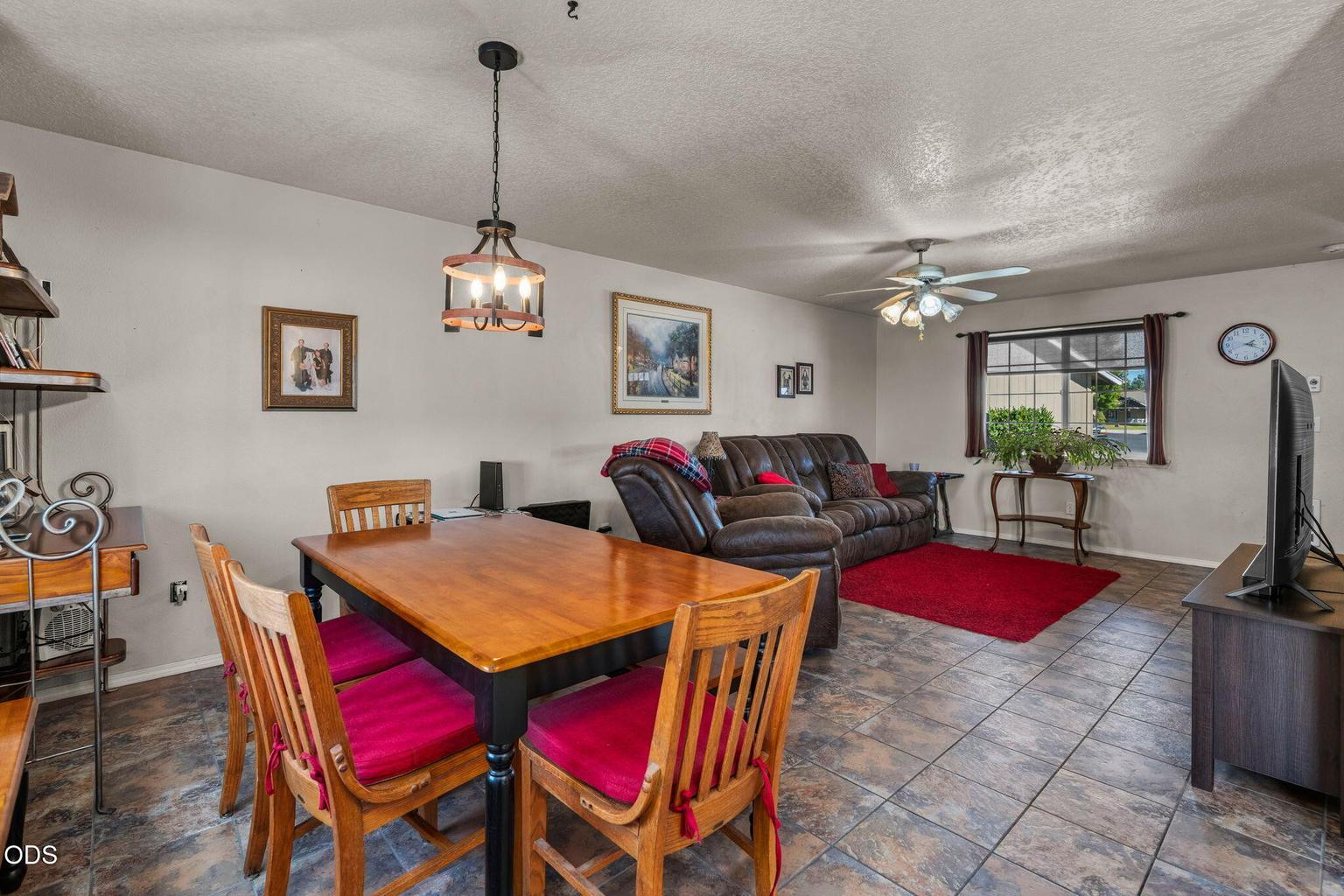 Photo of 609 NE Stoneridge Lane 11 of 46