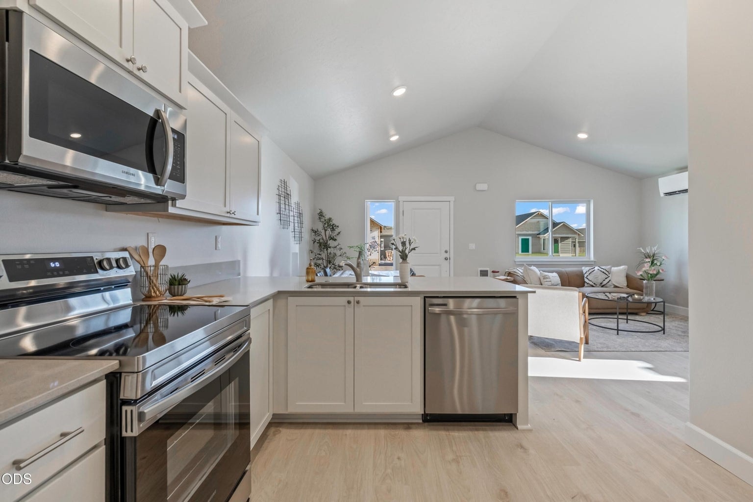 Photo of 3999 SW Obsidian Place 8 of 16